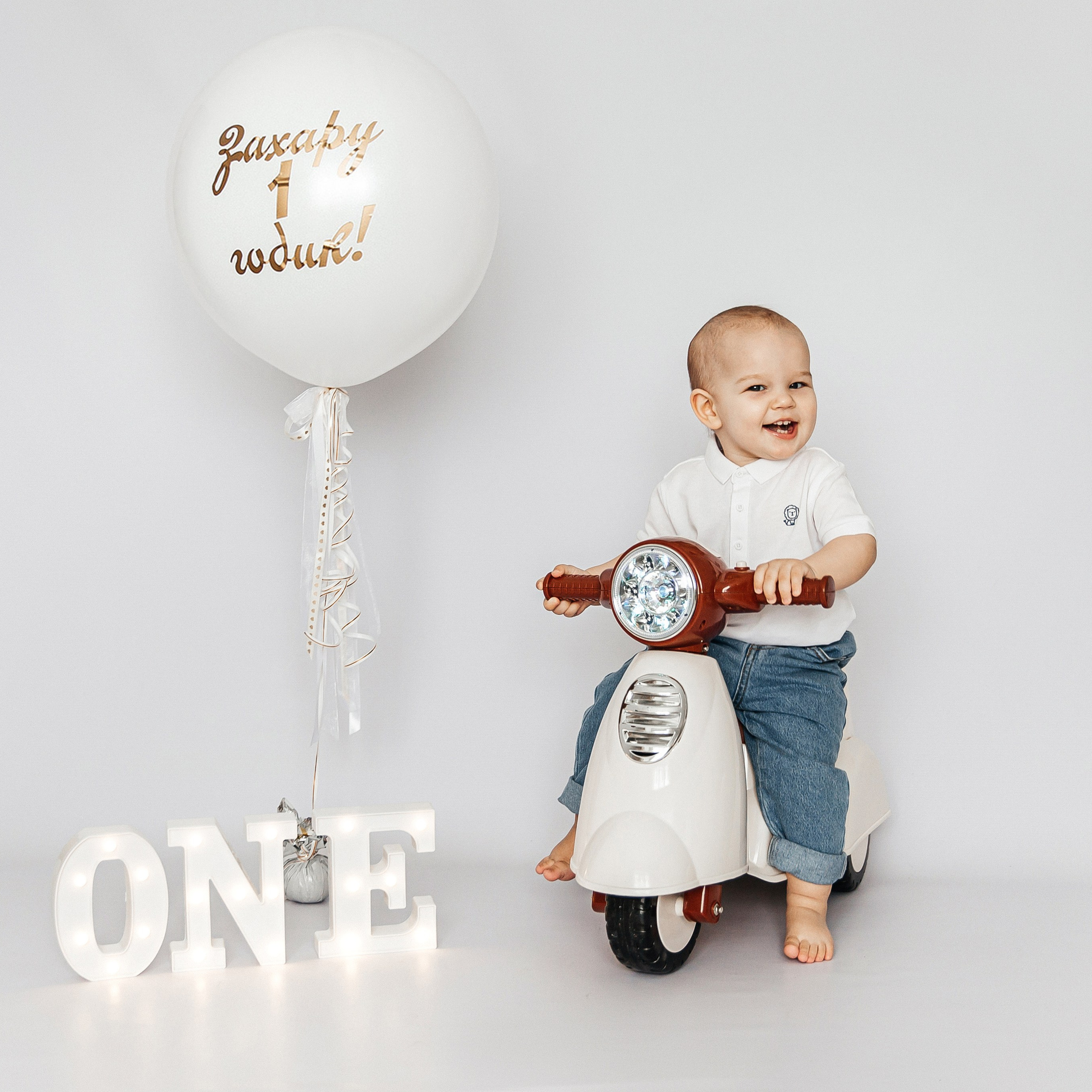 На белом фоне / минимализм