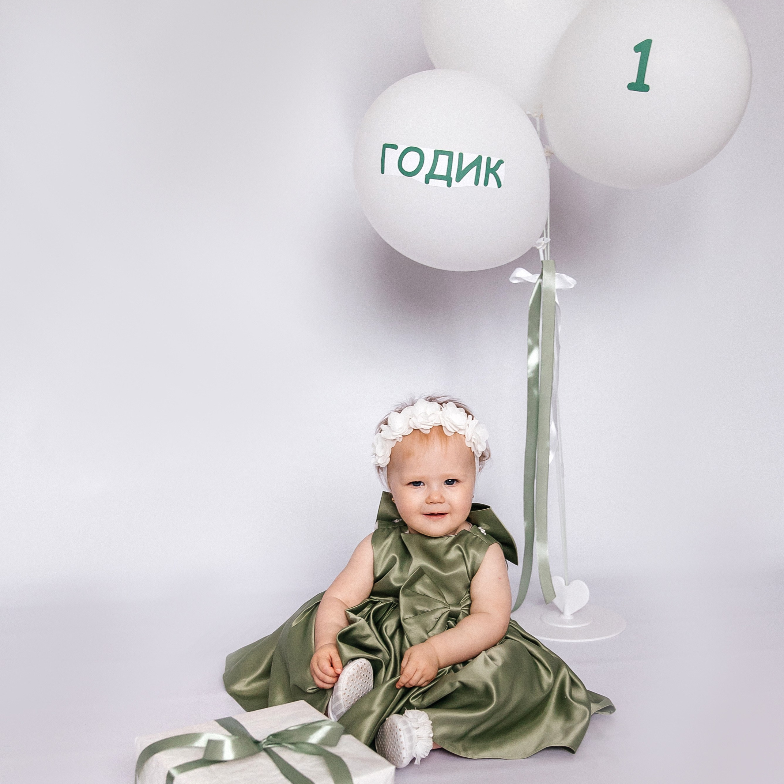 Минимализм (единичка, буквы-кубики, отдельный реквизит на фоне)