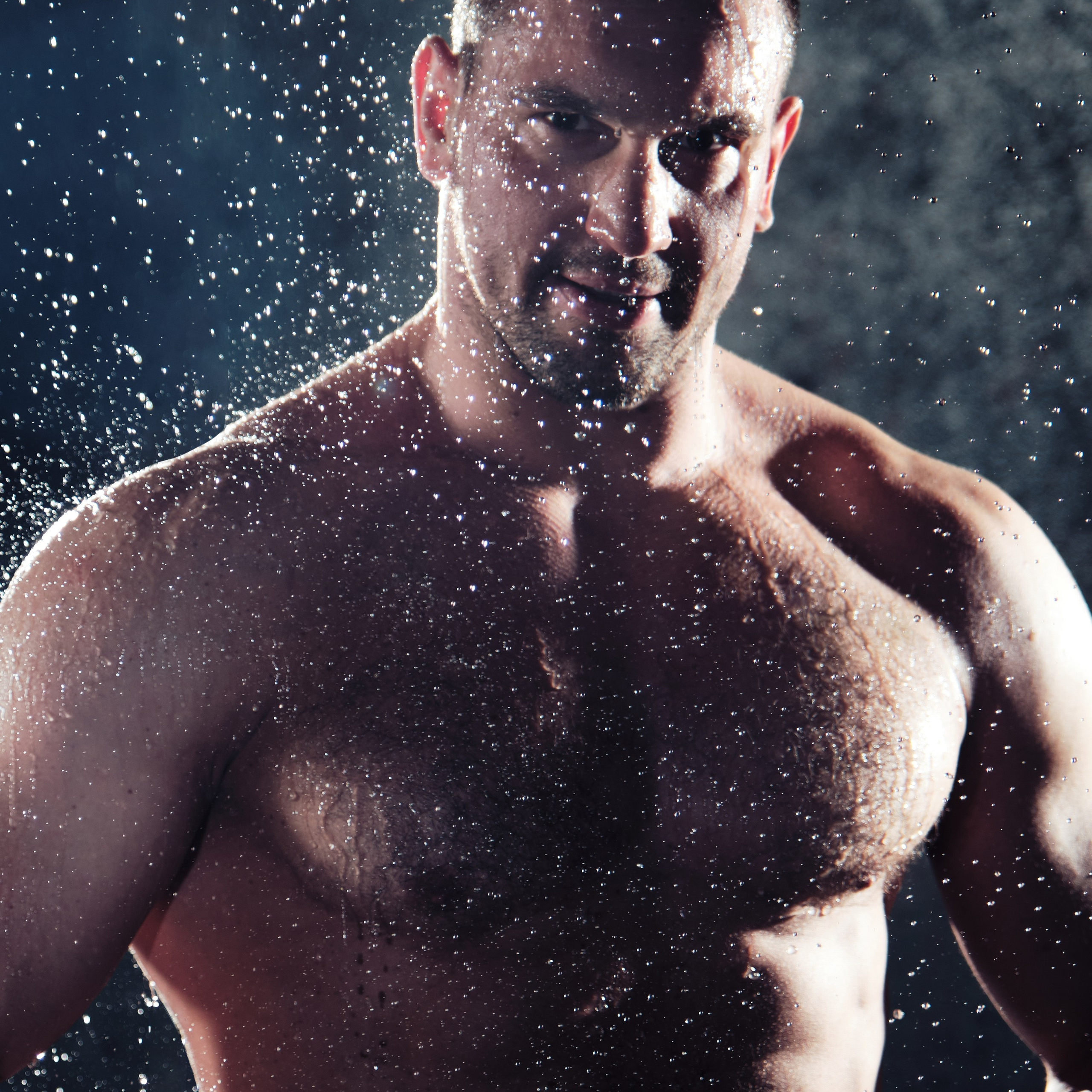 мужская фотосессия в студии с дождём фотограф виктория колышева