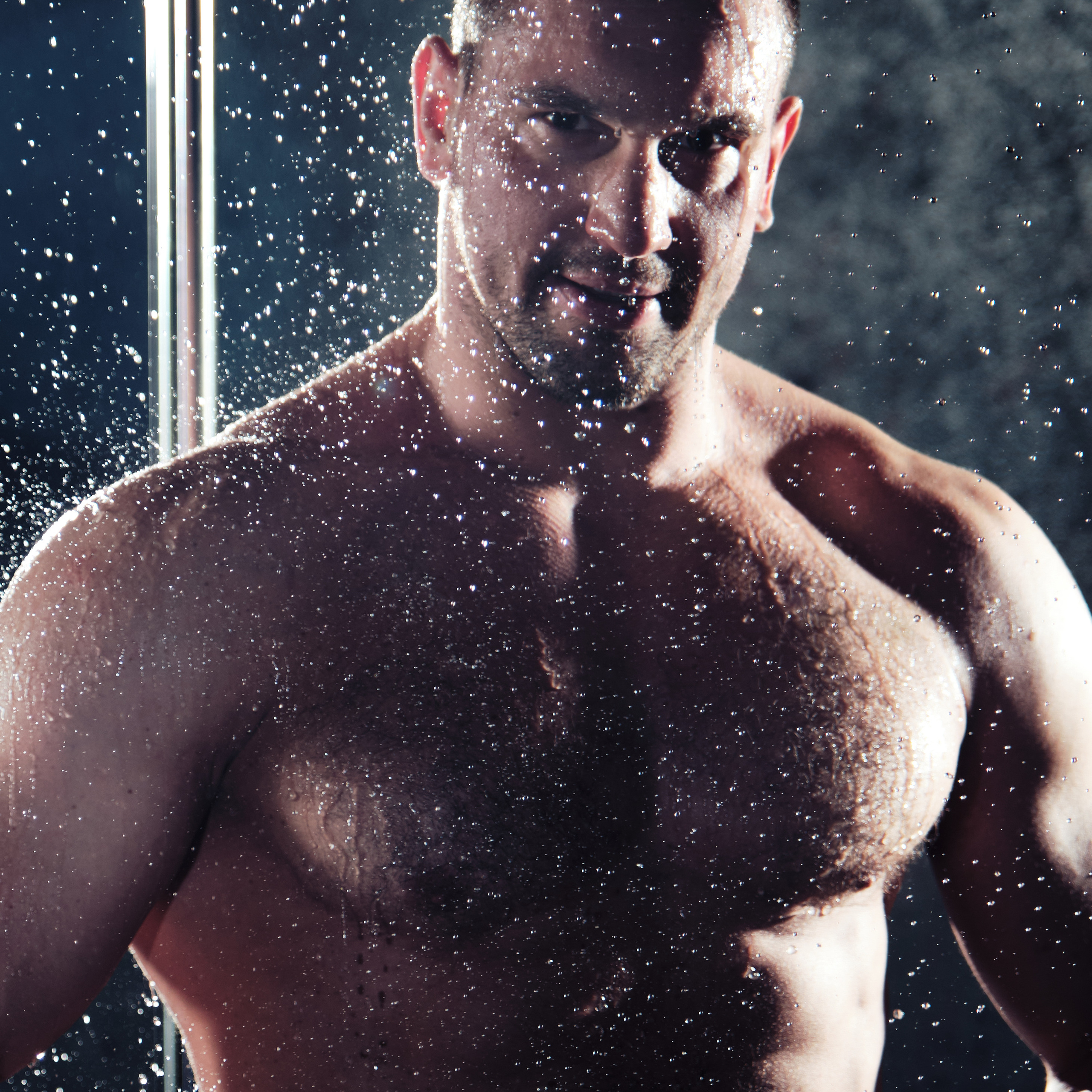 Дмитрий. Мужской портрет под дождём в студии