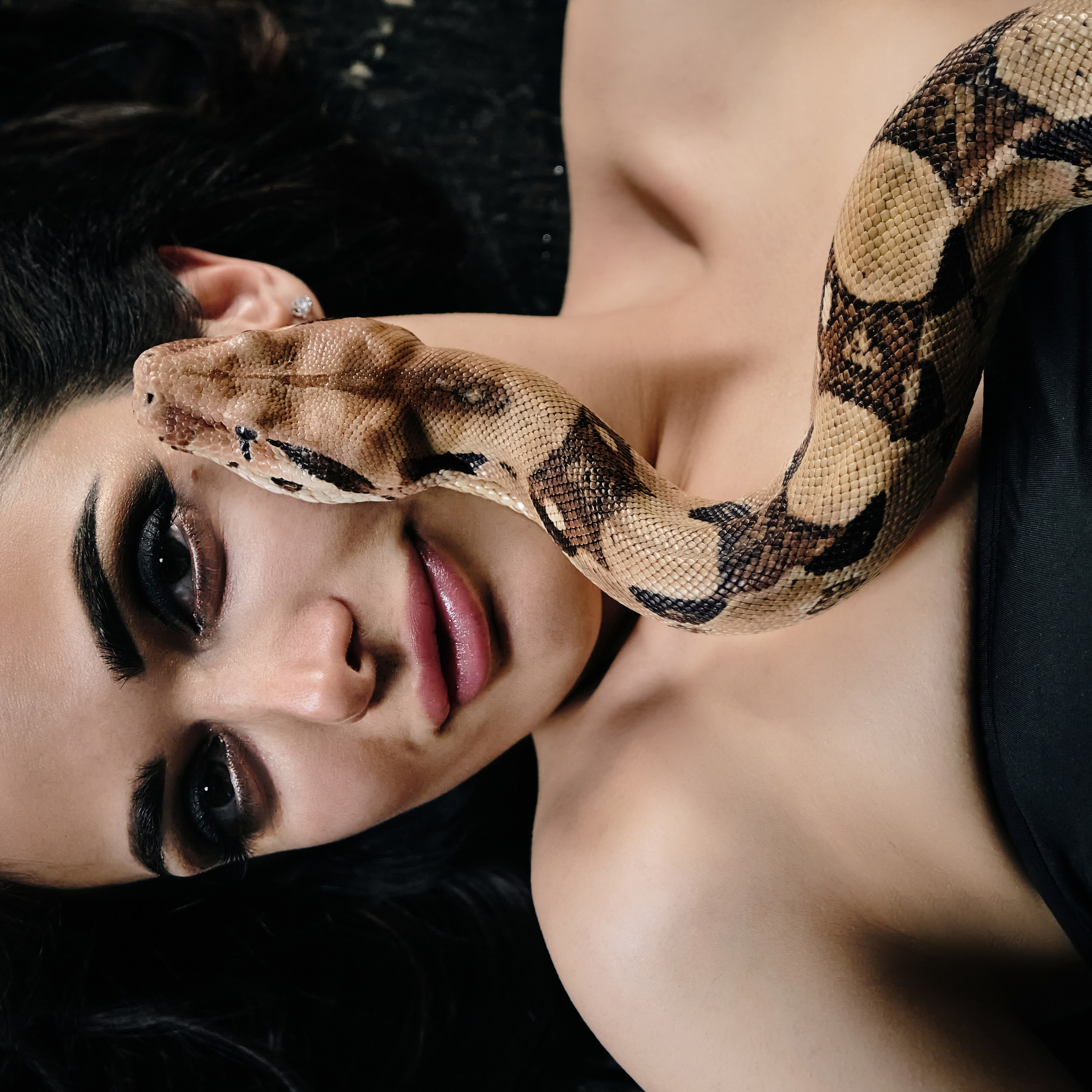 Нарина. Фотосессия с удавом в студии