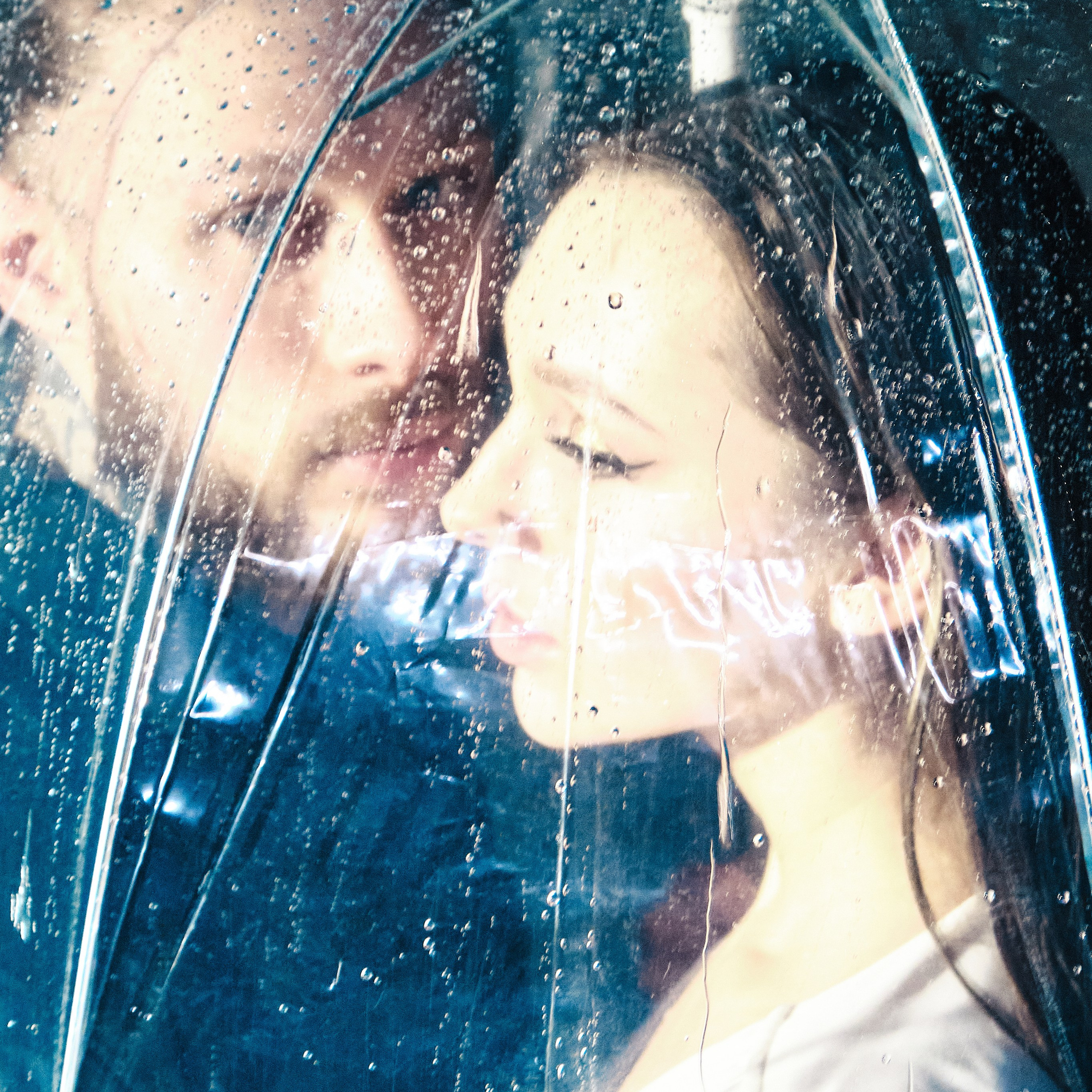 фотосессия лавстори в студии с дождём фотограф виктория колышева