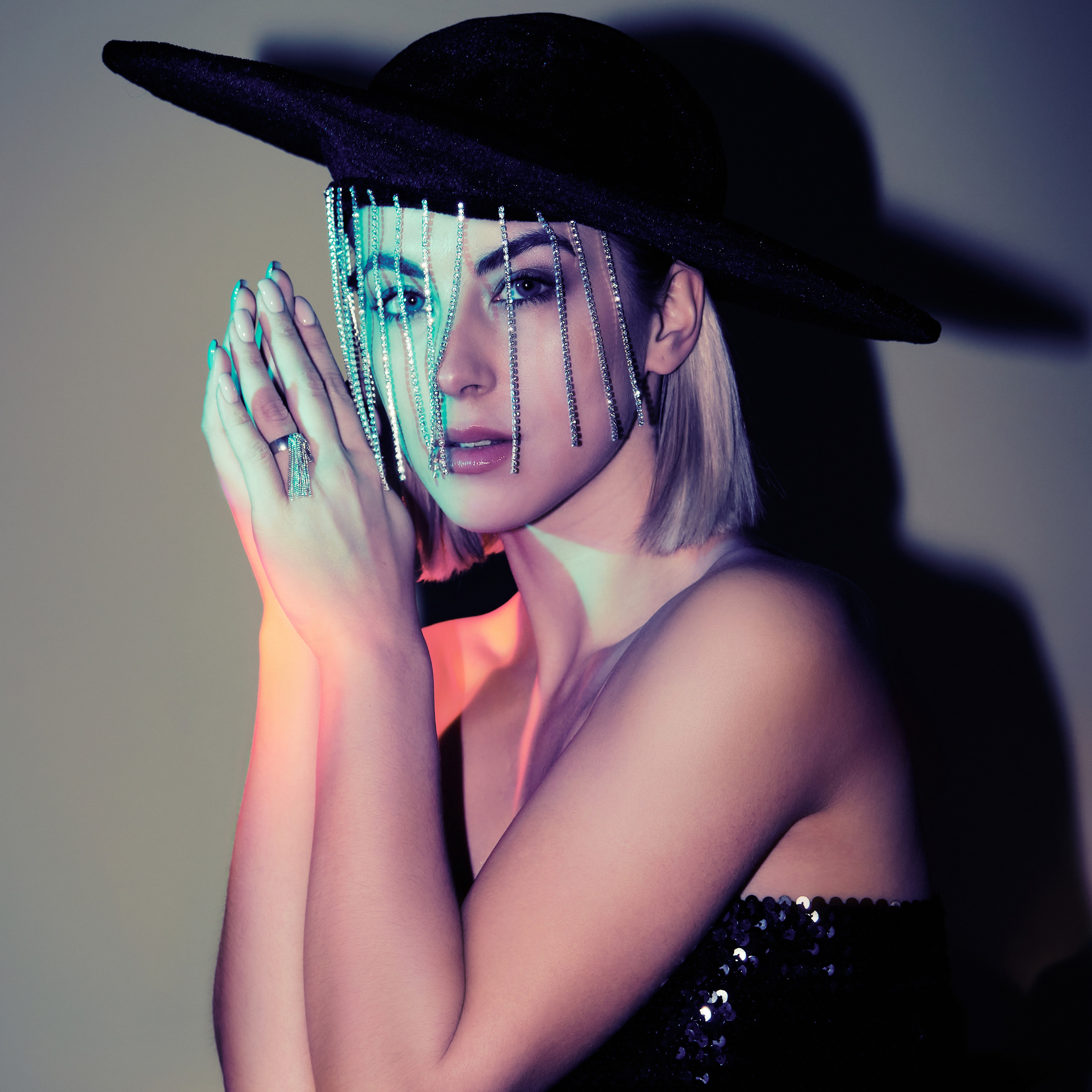 Ксюша. Студийный портрет с цветными витражами