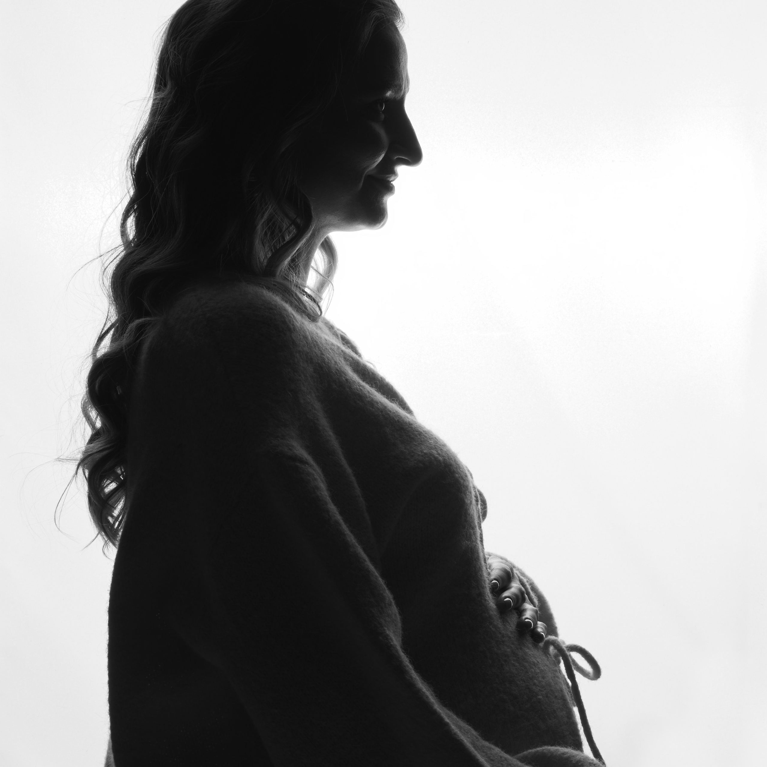 Фотограф в Кургане – беременная девушка на белом фоне