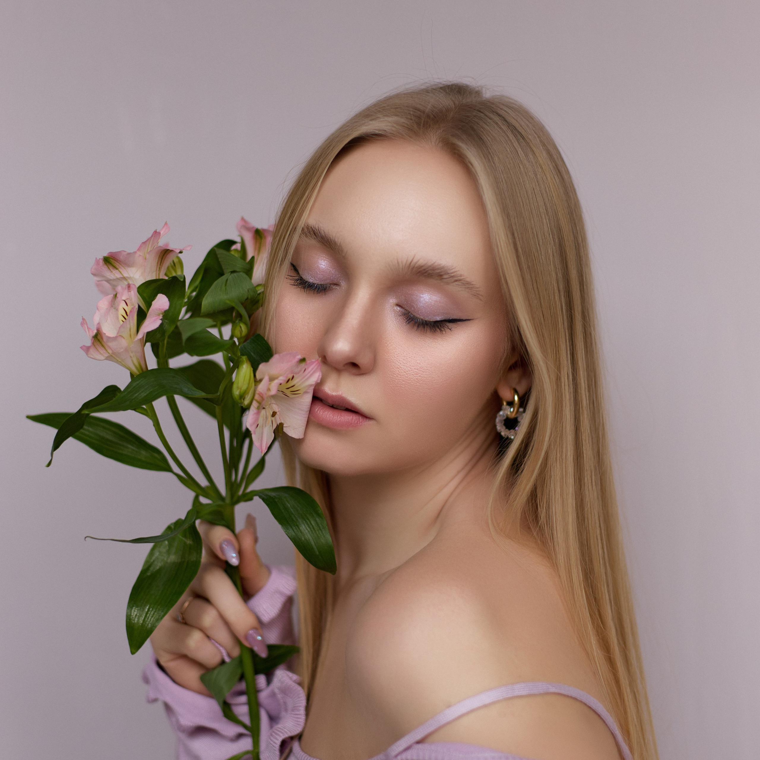 Что работает в кадре:Чистота формыЧем проще линия, тем дороже выглядит человек.— прямые или мягко облегающие силуэты— отсутствие перегруженности— понятная геометрияПример: рубашка + брюки → работает лучше, чем сложный многослойный образ с деталями