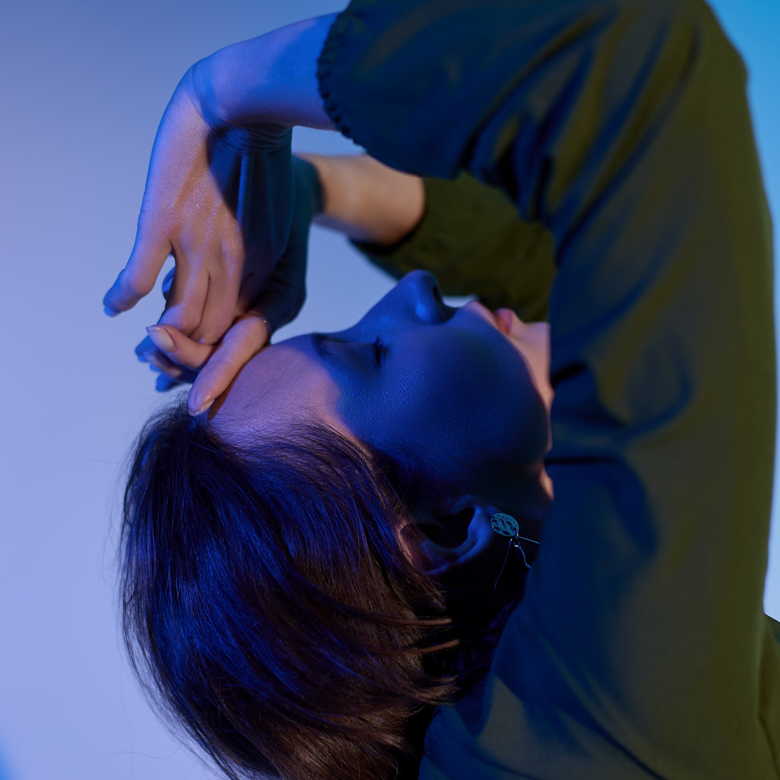 По референсам мы определяем настроение кадра, внутреннее состояние которое передает этот кадр (свобода, дерзость, хрупкость, ностальгию и так далее),ищем конкретную деталь которая цепляет в этом кадре (свет, ракурс, раскадровка, одежда модели, прическа, место съемки), даже выражение лица и позы модели на референсе может говорить о настроении и желании перенести данный образ на «себя».