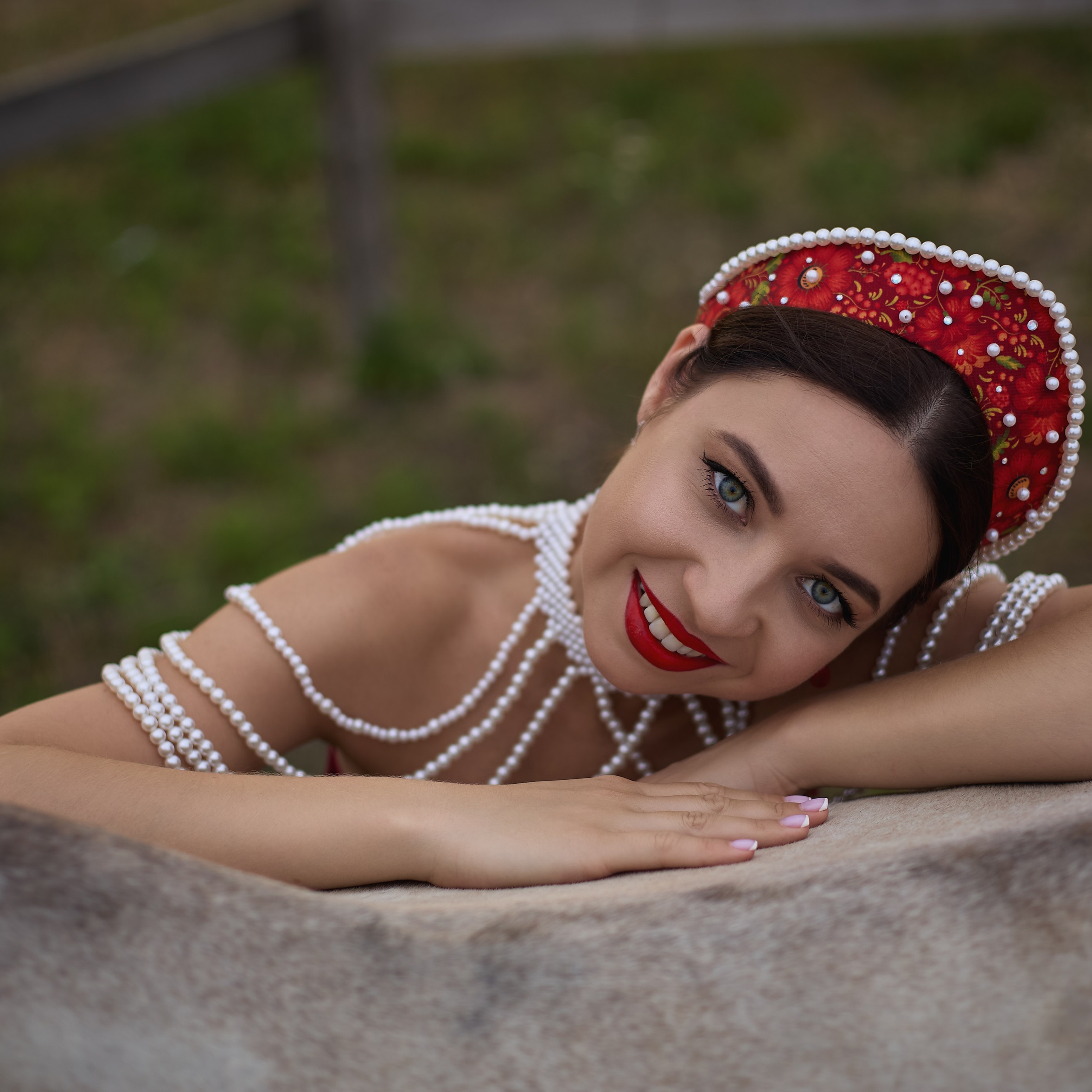 Предпочтение отдавайте не ярким, а приглушенным оттенкам. Лучше однотонная одежда или с простым рисунком. Старайтесь избегать мелкую клетку и полоски. Беспроигрышные цвета — черный и белый. Всегда будут смотреться стильно, и одежда не будет привлекать на себя излишнее внимание.Камера «любит» спокойные, глубокие оттенки:— бежевые, молочные, серые— чёрный (если правильно выставлен свет)— тёмно-зелёный, шоколадный, бордовыйЧто часто проваливается:— неон— слишком контрастные сочетания— случайные цветовые комбинацииЕсли сомневаетесь — лучше собрать образ в одной гамме.