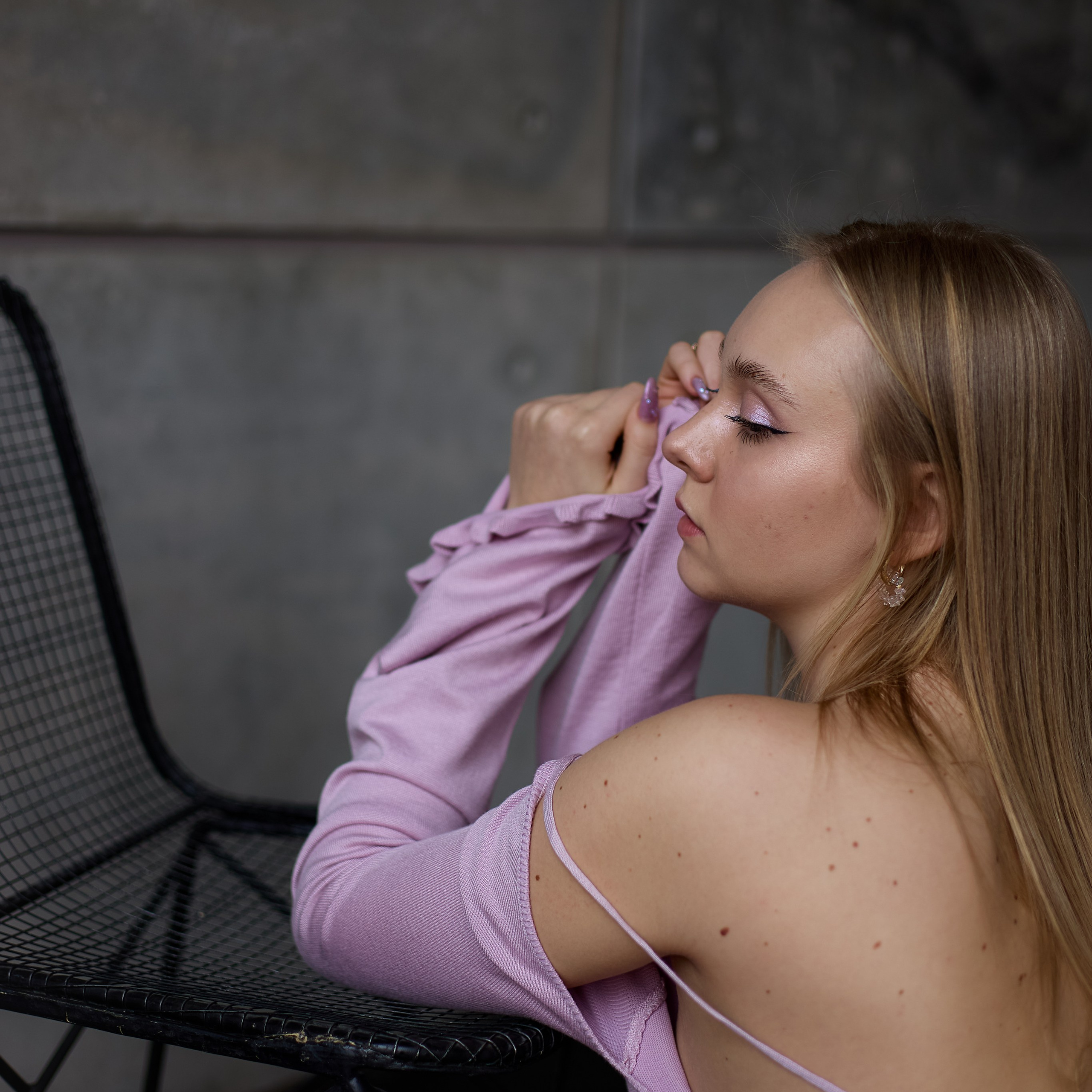 Сколько образов брать:Оптимально — 2–3 комплекта.Почему не больше:— вы устаёте быстрее, чем кажется— снижается концентрация— кадры начинают повторяться по эмоцииЛучше 2 продуманных образа, чем 5 случайных.