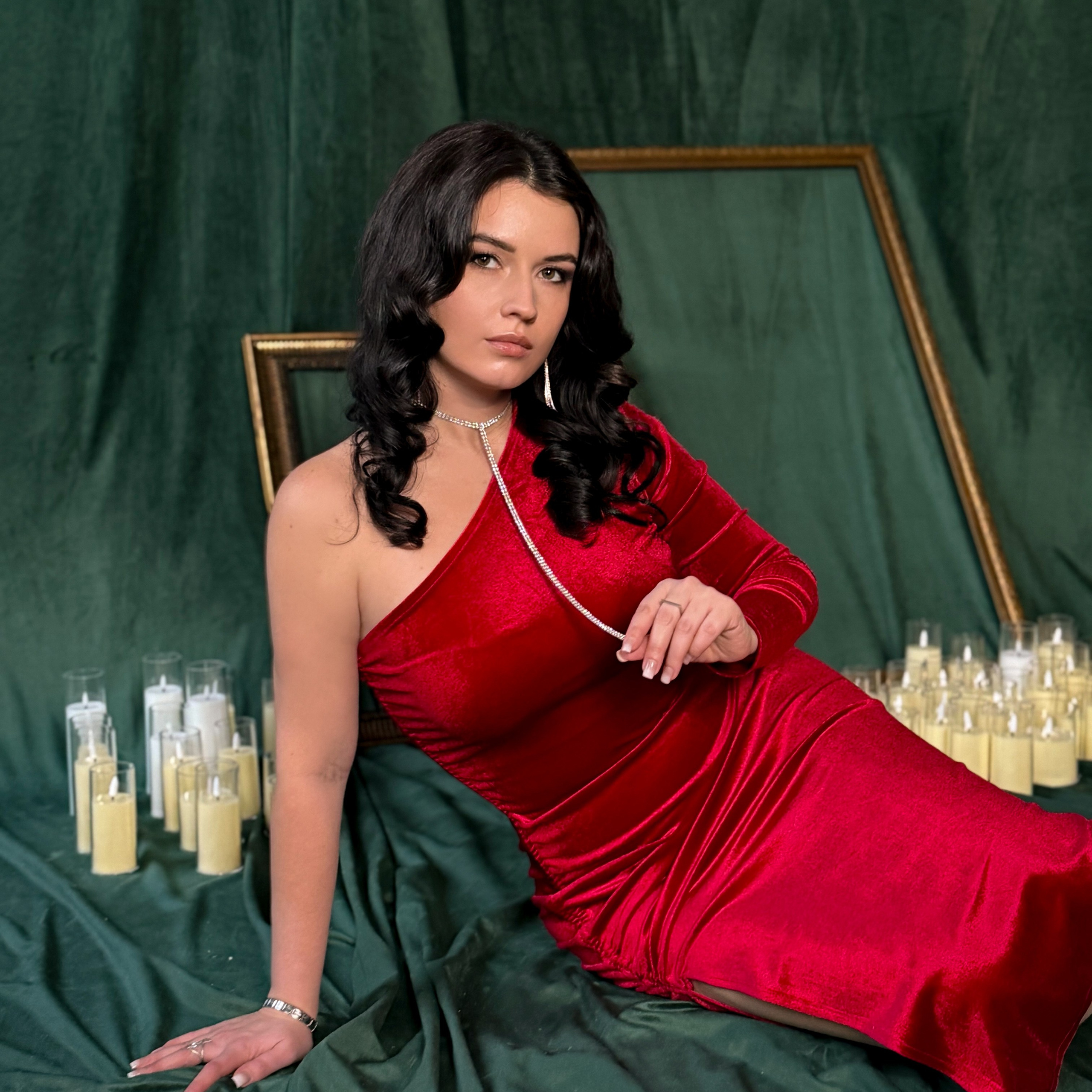 Красное бархатное платье размер 44, подойдет на 42-46 размер