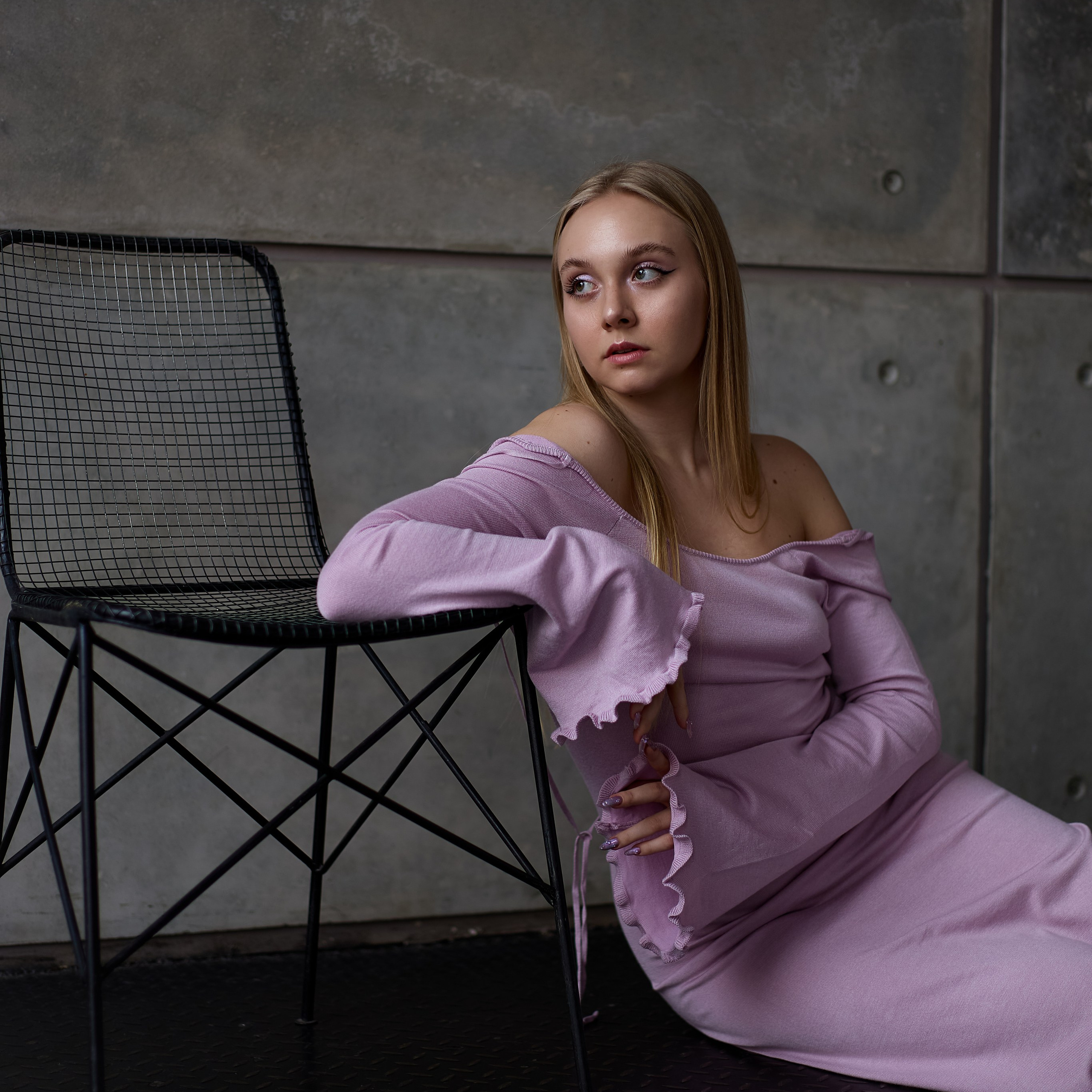 Шаг 2. Собираем образы.Самая частая ошибка — выбирать одежду «как обычно».Но камера видит иначе.Она упрощает, убирает глубину, усиливает лишнее.То, что в жизни выглядит нормально, в кадре может:— утяжелять силуэт— ломать пропорции— «удешевлять» образ