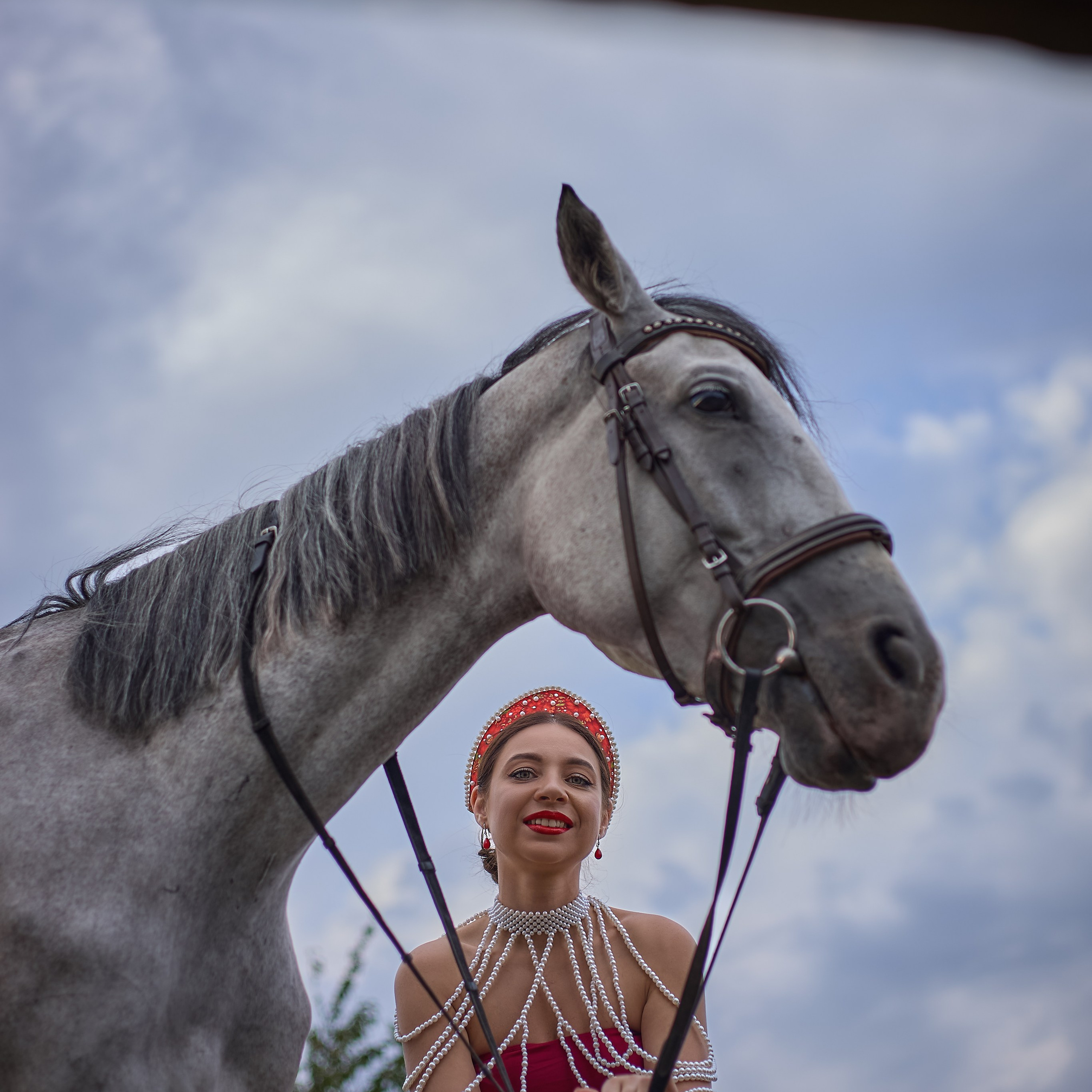ФактураЭто то, что делает кадр «объёмным».— шерсть— хлопок— кожа— денимГладкий синтетический материал часто выглядит дешевле на фото.⸻