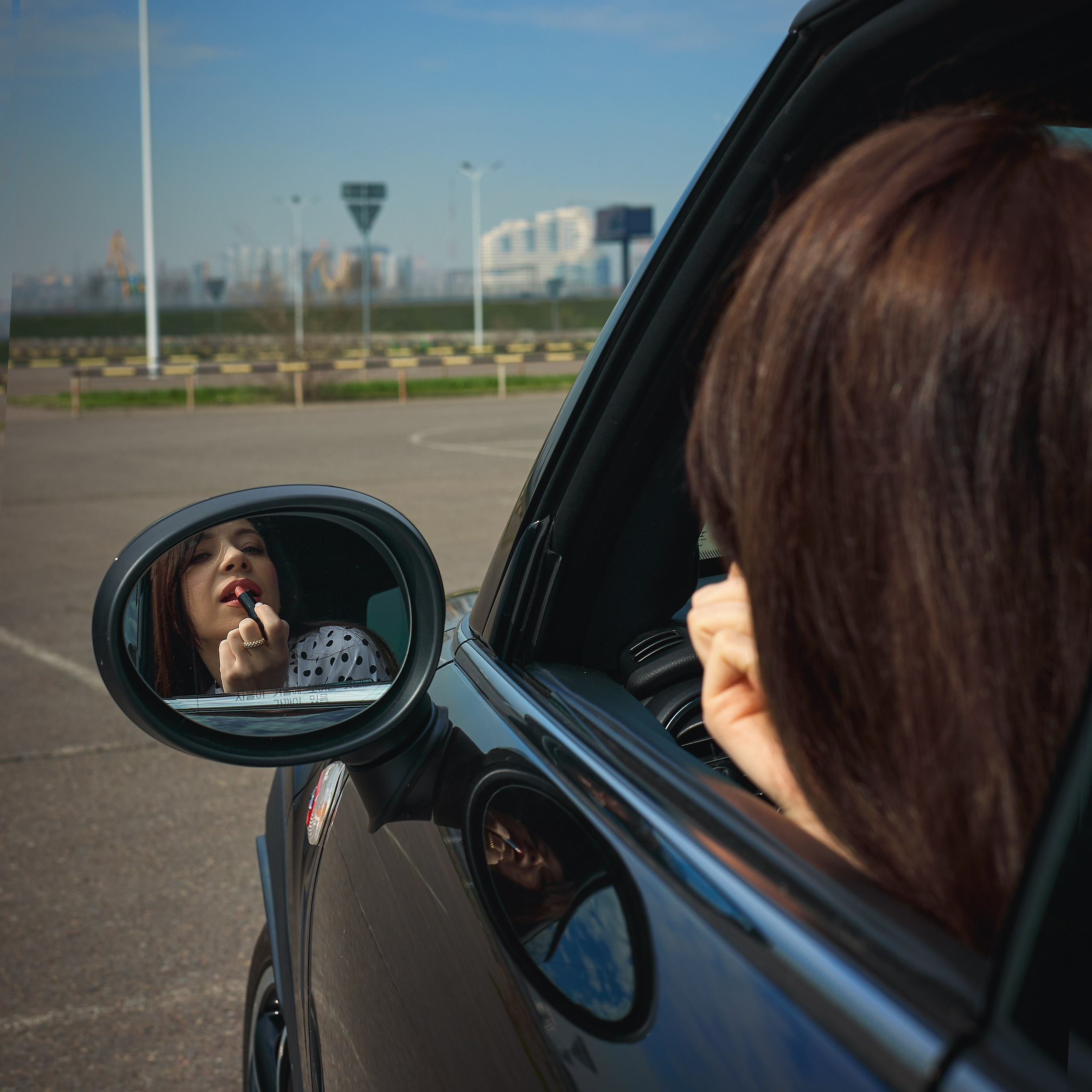Когда можно без:— уличная съёмка с мягким светом— если вы уверенно краситесь сами— если нужен максимально естественный образНо даже тогда:— тон должен быть ровным— зона под глазами проработана— брови оформлены