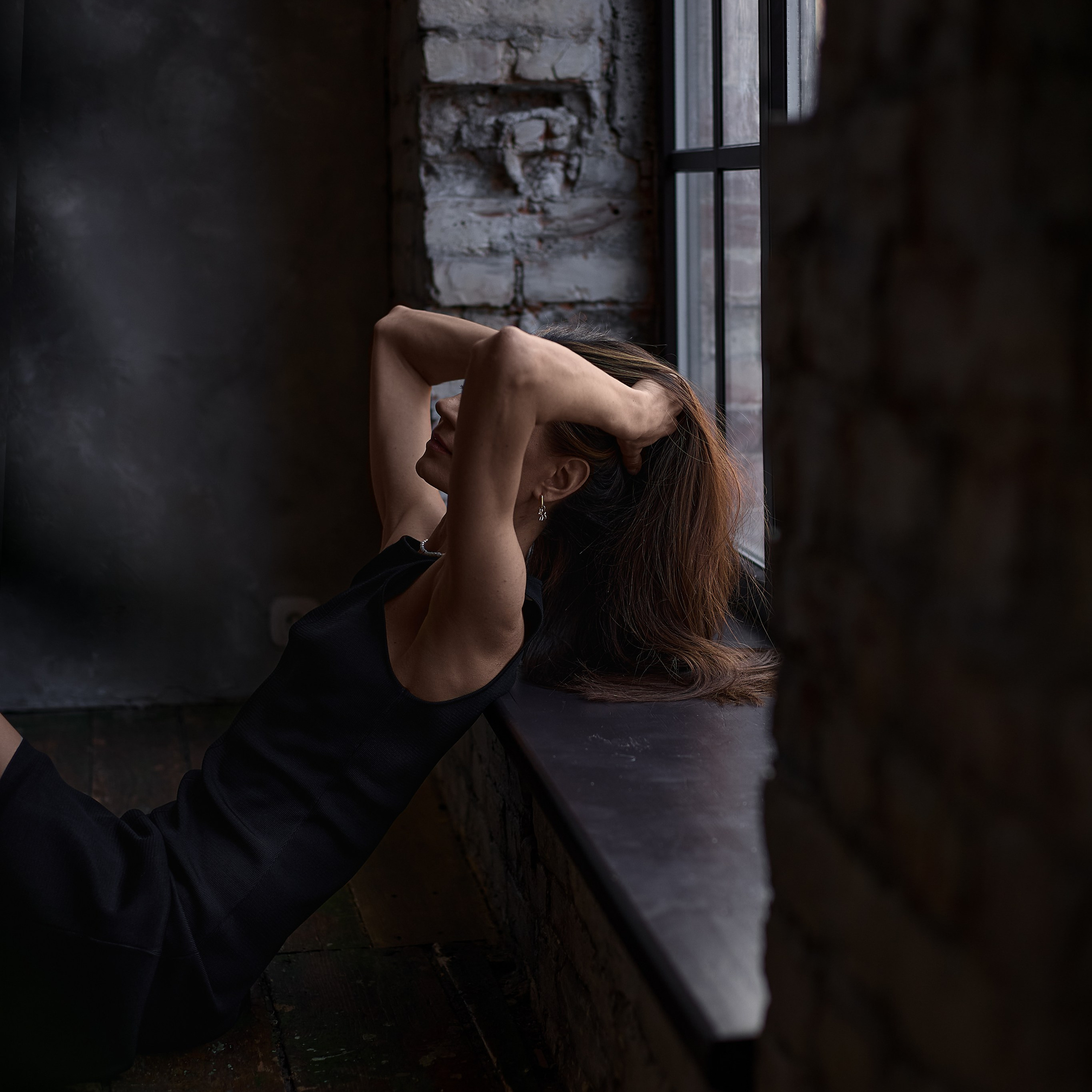 Шаг 4. Сами или с помощью.Стилизация съемки, когда стоит обратиться к помощи стилиста?Стилист-это помощник, который реально усиливает результат съемки.Стилист — это не про «модно». Это про точность образа.Когда он нужен:— если вы не понимаете, что вам идёт— если хотите визуально выглядеть дороже— если съёмка связана с работой или брендомСтилист убирает хаос в вашем гаржеробе.Он не добавляет вещей. Он убирает лишнее.