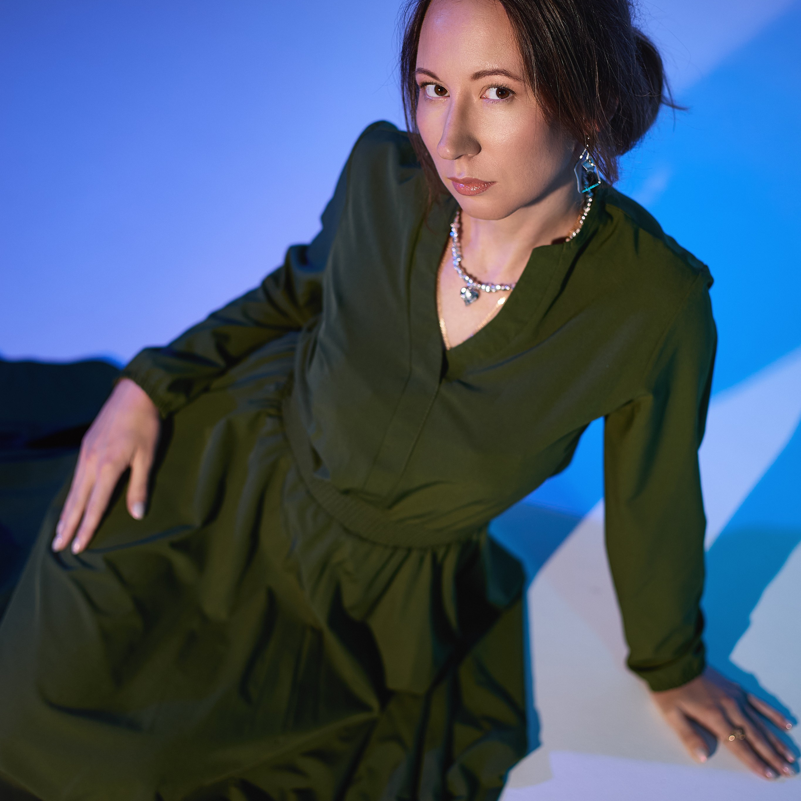 Платье тёмно-зелёного цвета в размере 42-44.