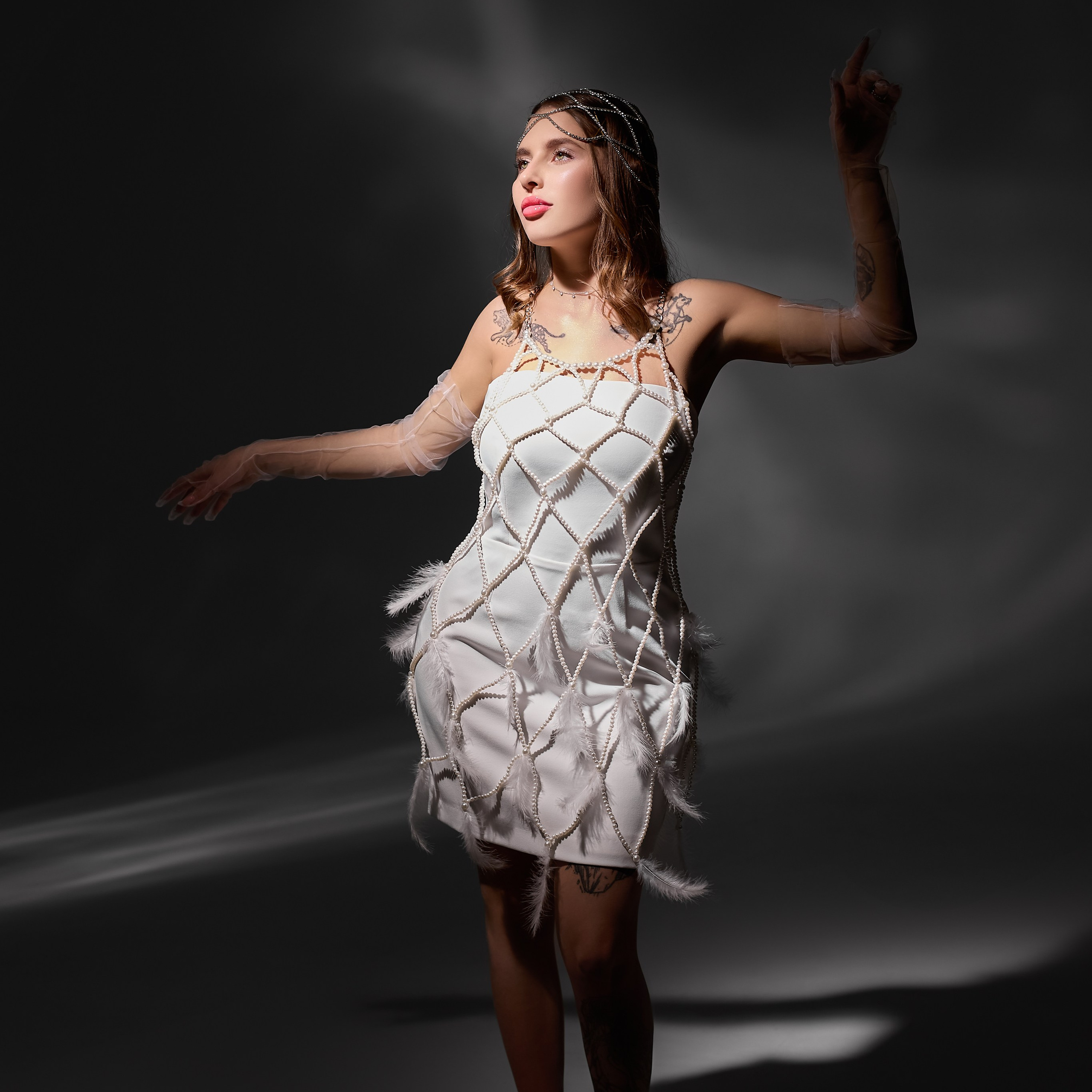 Жемчужное платье с перьями