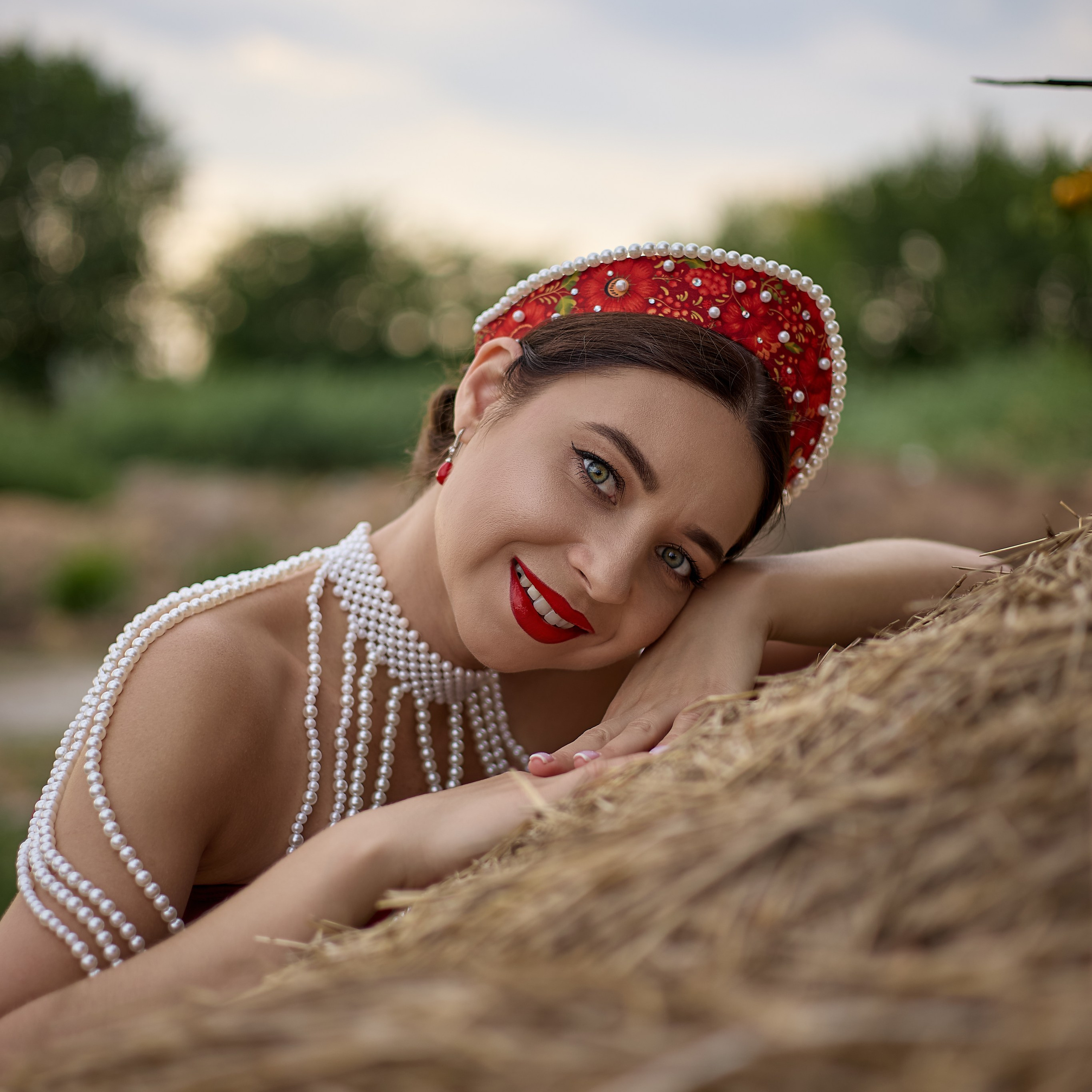 Чего избегать при выборе гардероба:— мелкий активный принт (рябит в кадре)— крупные логотипы (перетягивают внимание)— вещи «на размер меньше или больше»