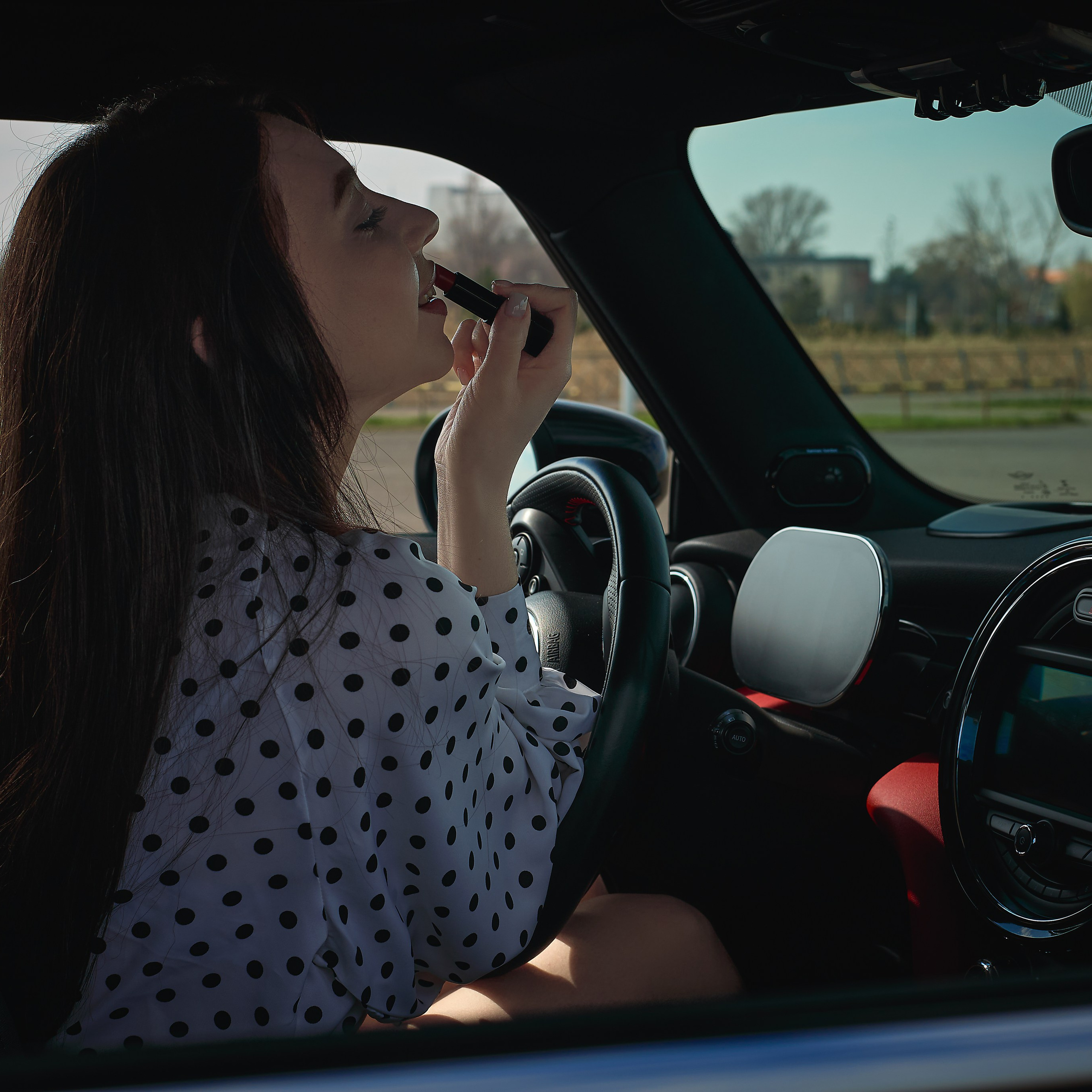 Что даёт визажист на практике— кожа выглядит ровной, без «пятен»— лицо не «теряется» на фото— вы выглядите собраннееИ самое важное: вам легче воспринимать себя в кадре.