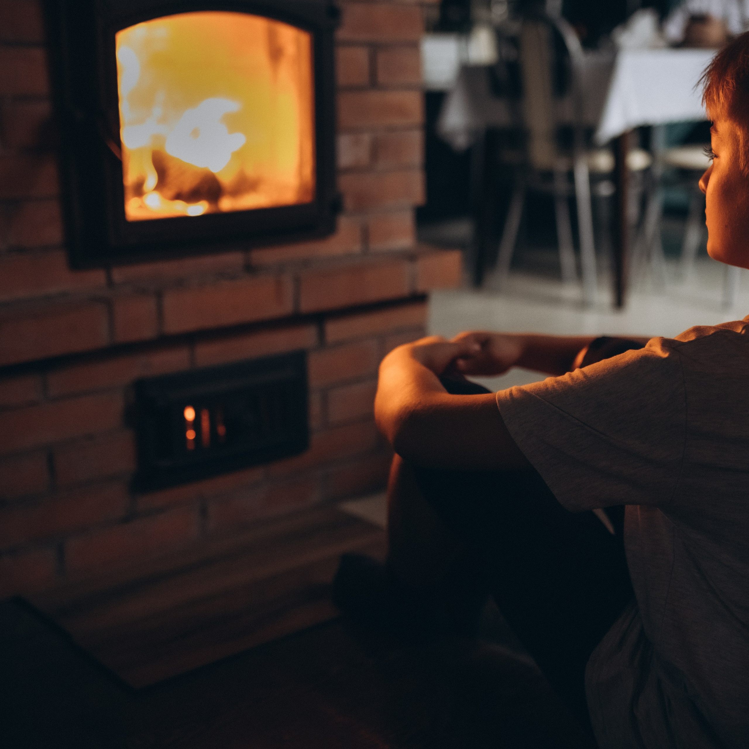 Под треск камина