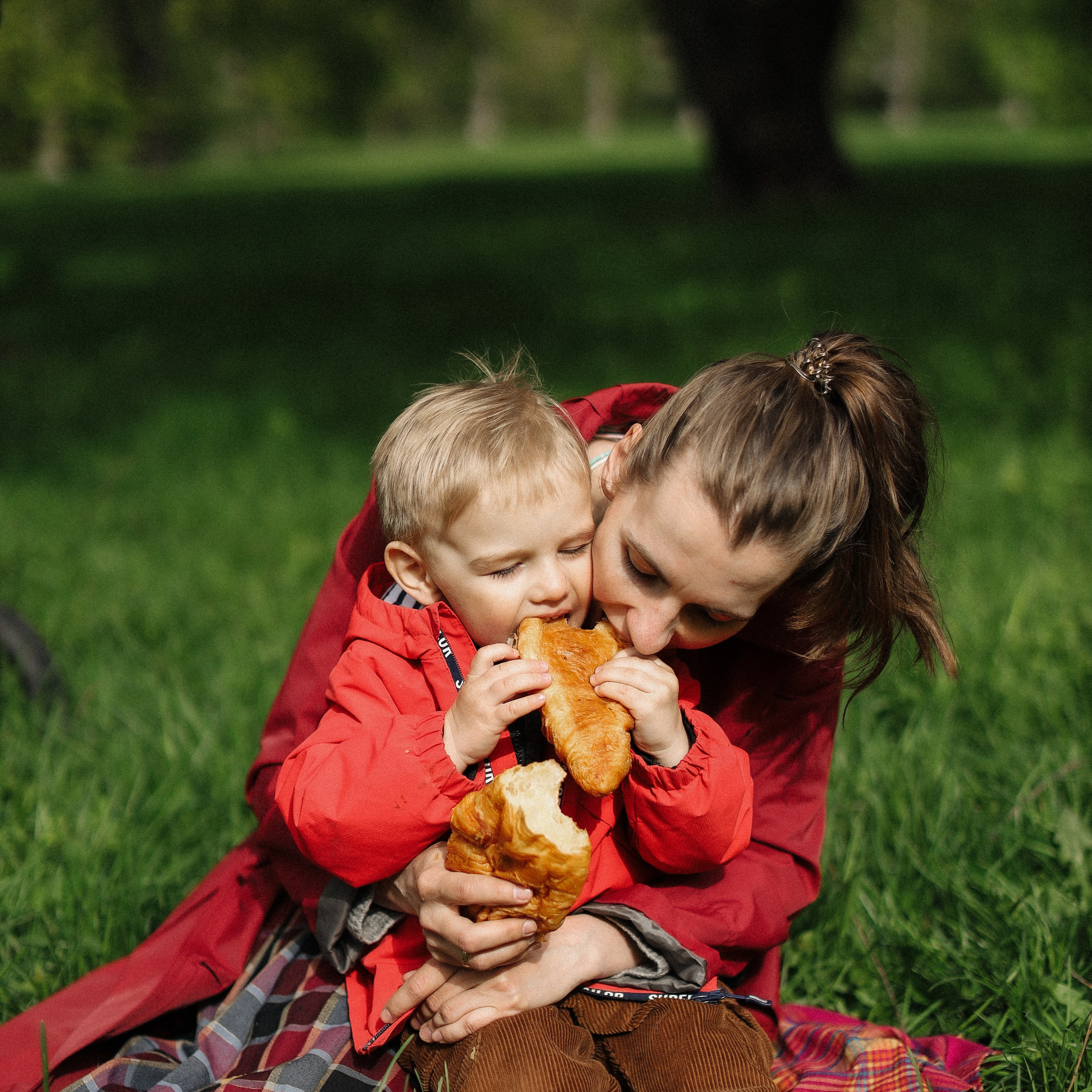 Прогулка мамы с сыновьями