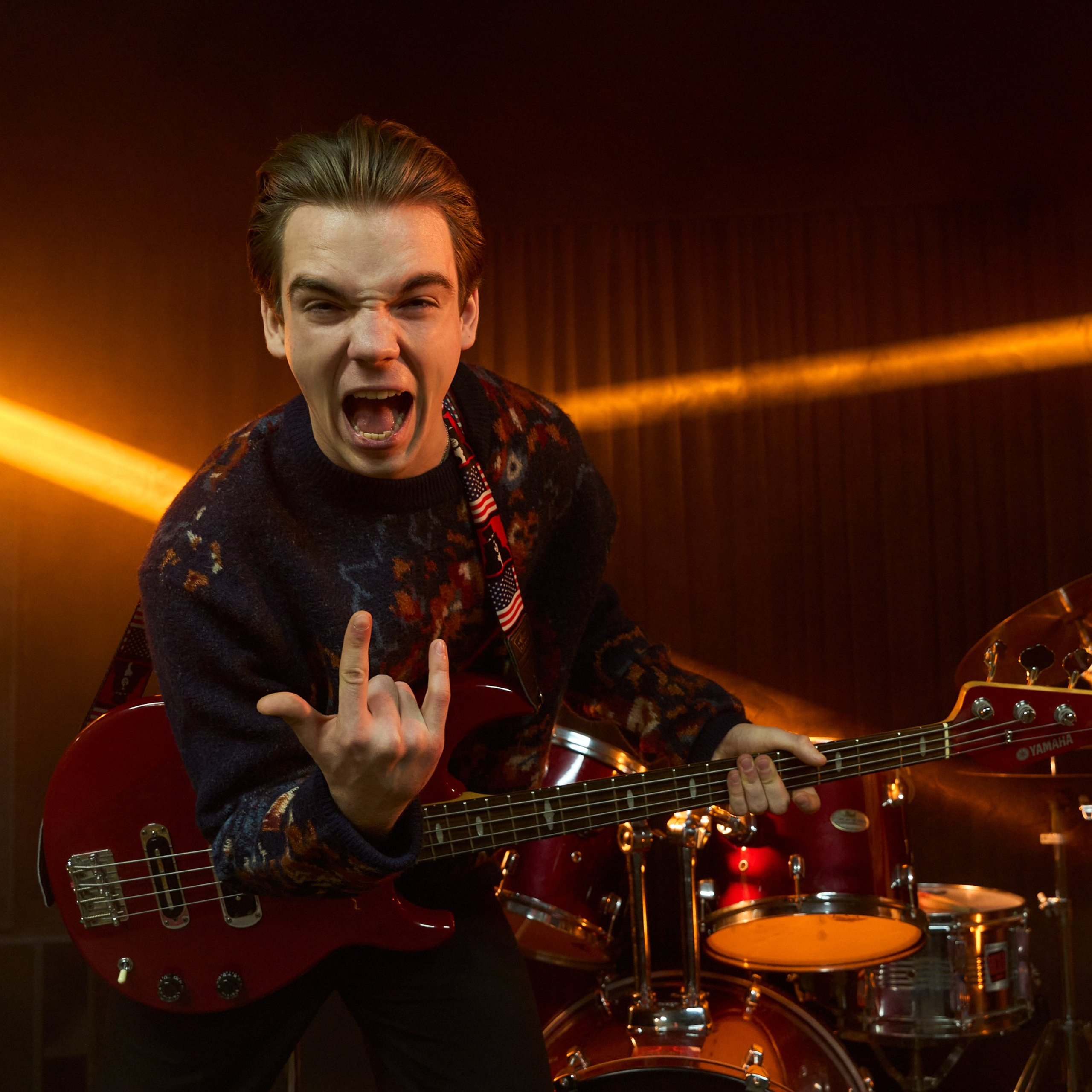 Кто включил музыку?. Александр Сазонов Красноярск