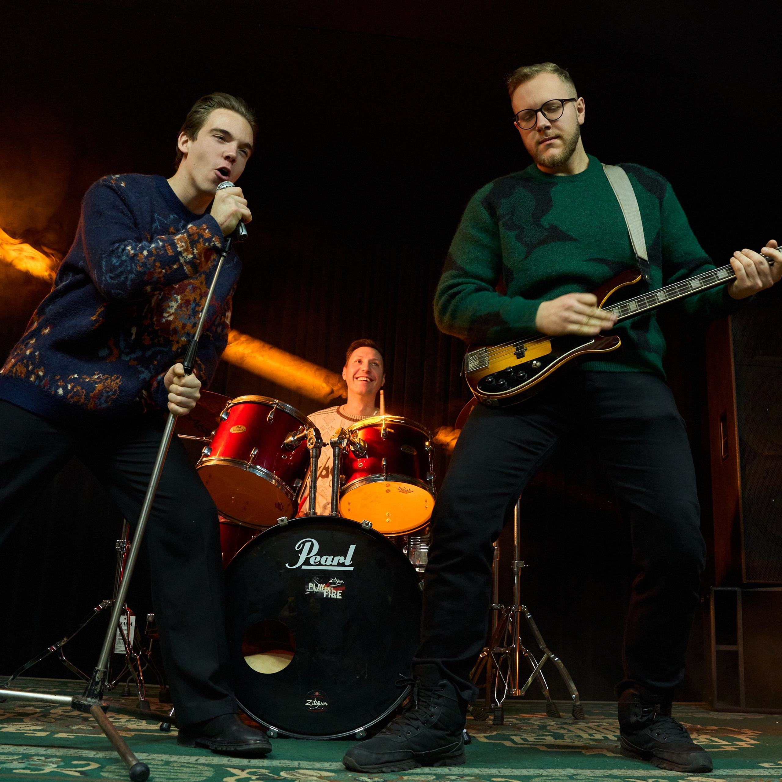 Кто включил музыку?. Александр Сазонов Красноярск