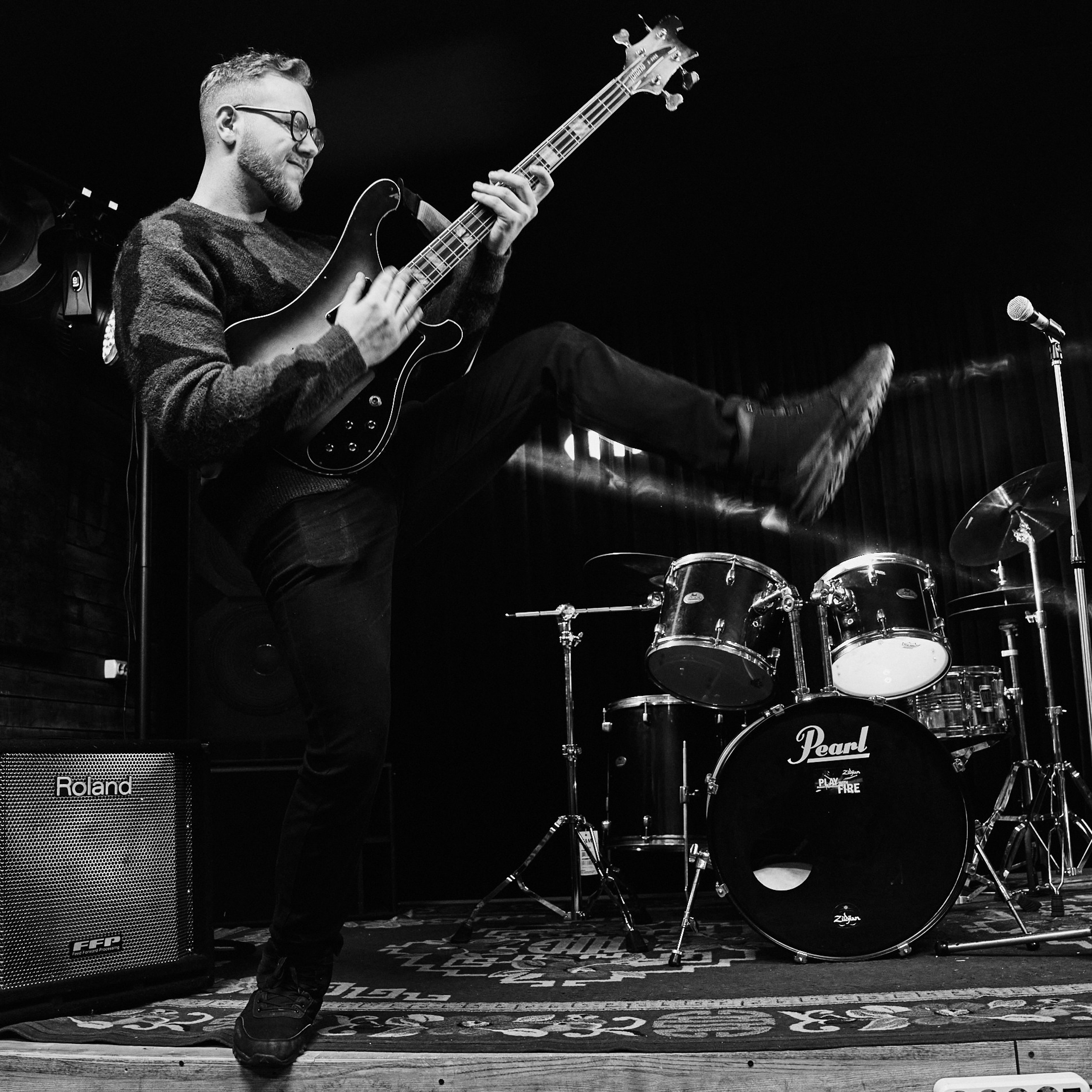 Кто включил музыку?. Александр Сазонов Красноярск