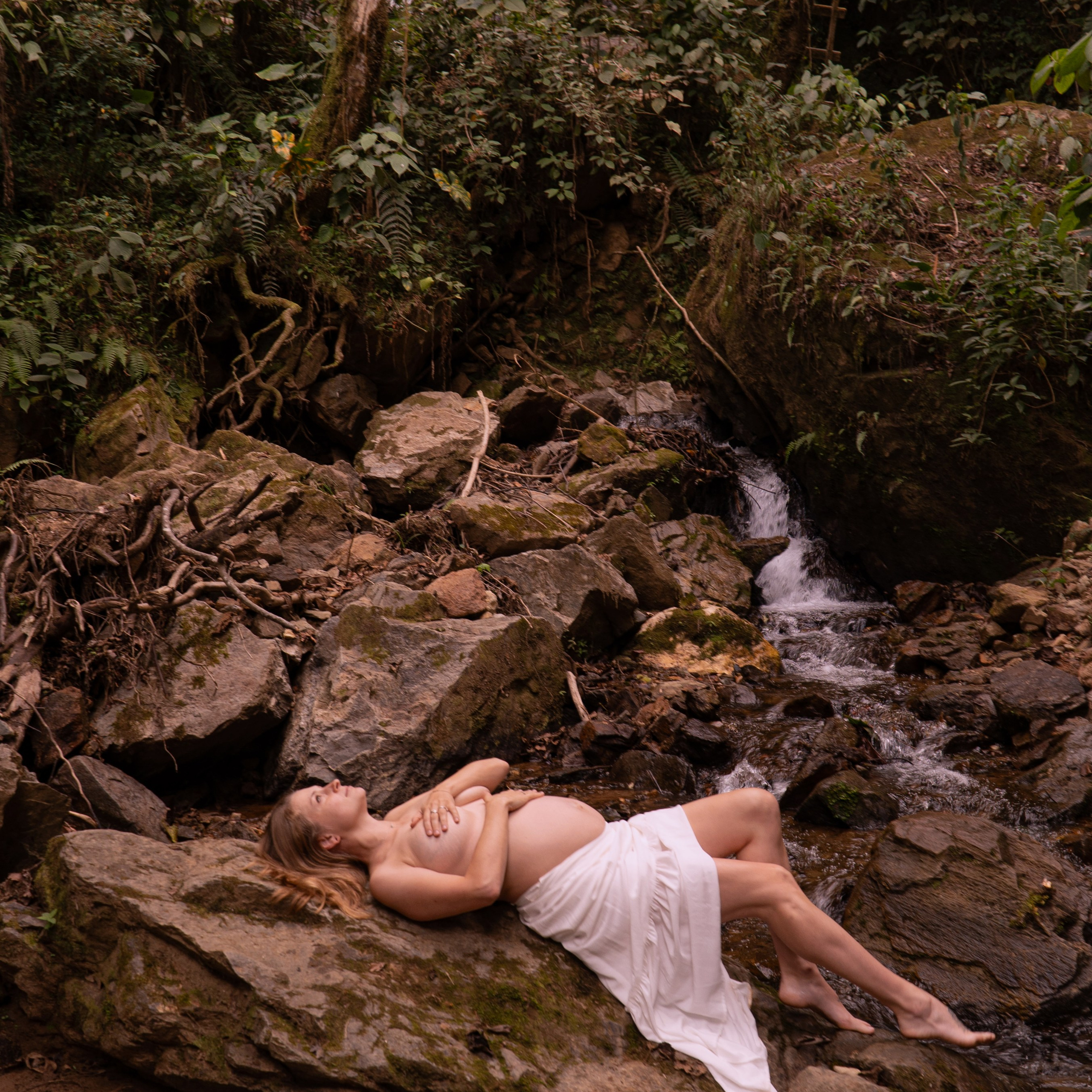 Olya y cascada / Olya and waterfall