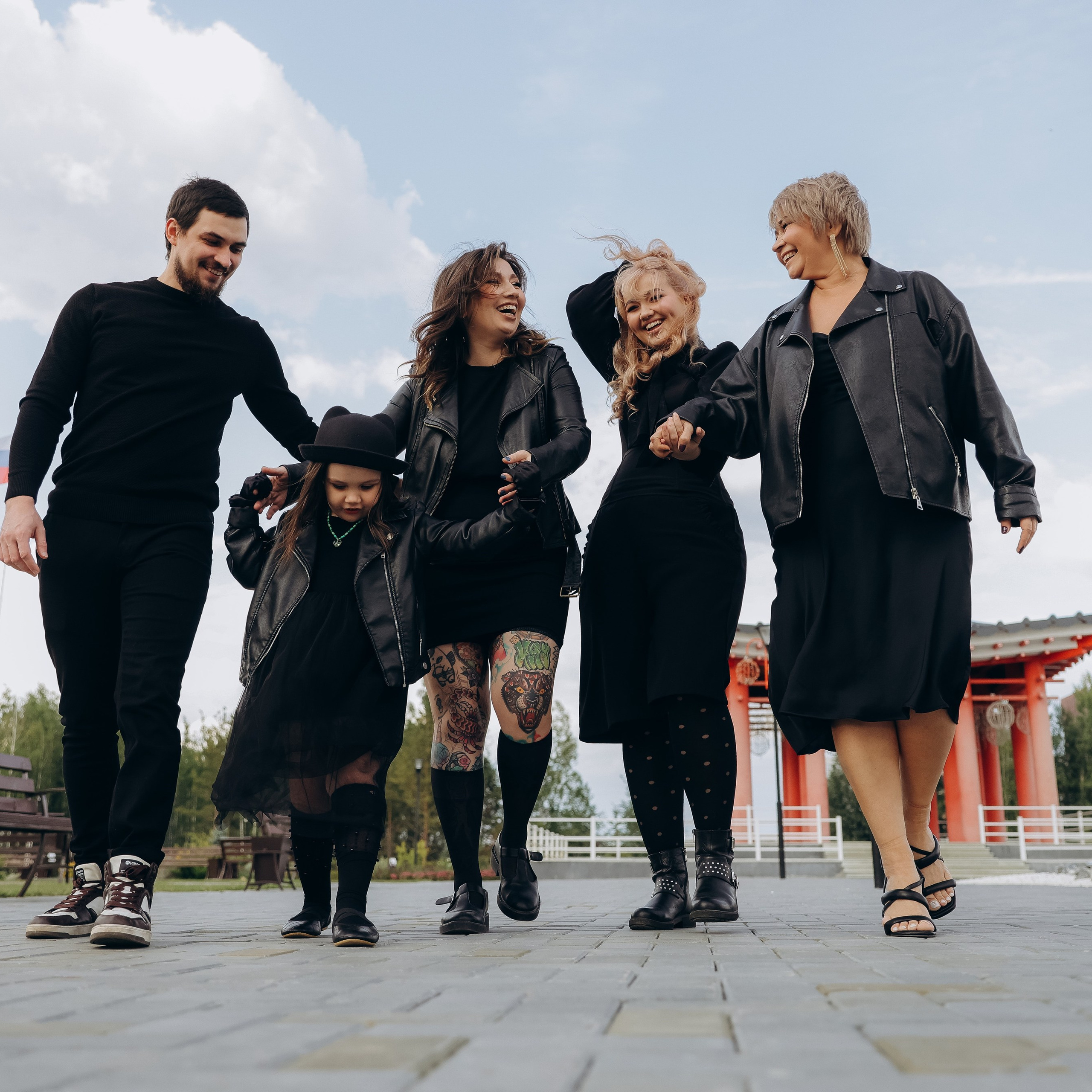 Семья в черном