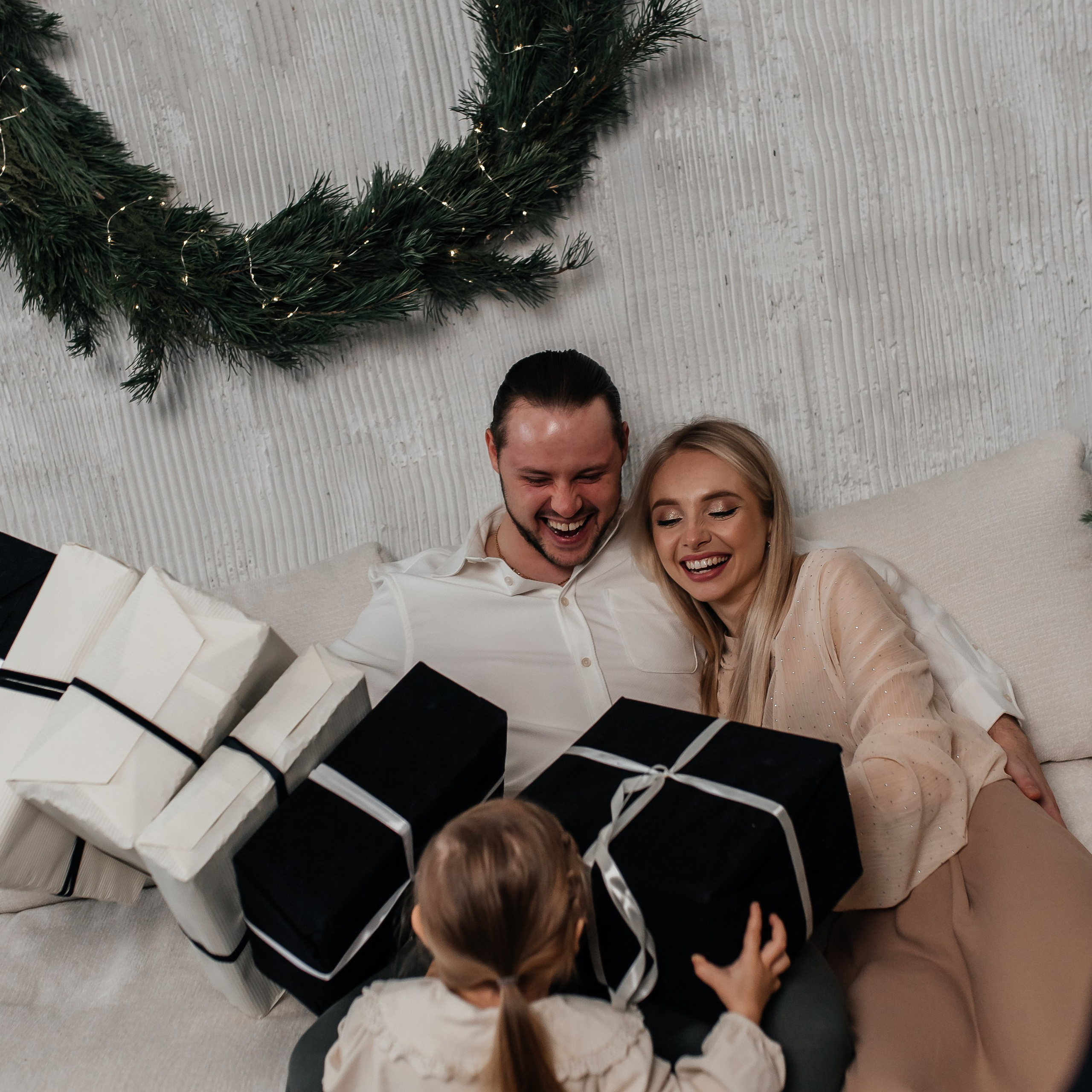 Мама, папа, дочь (нарядные)