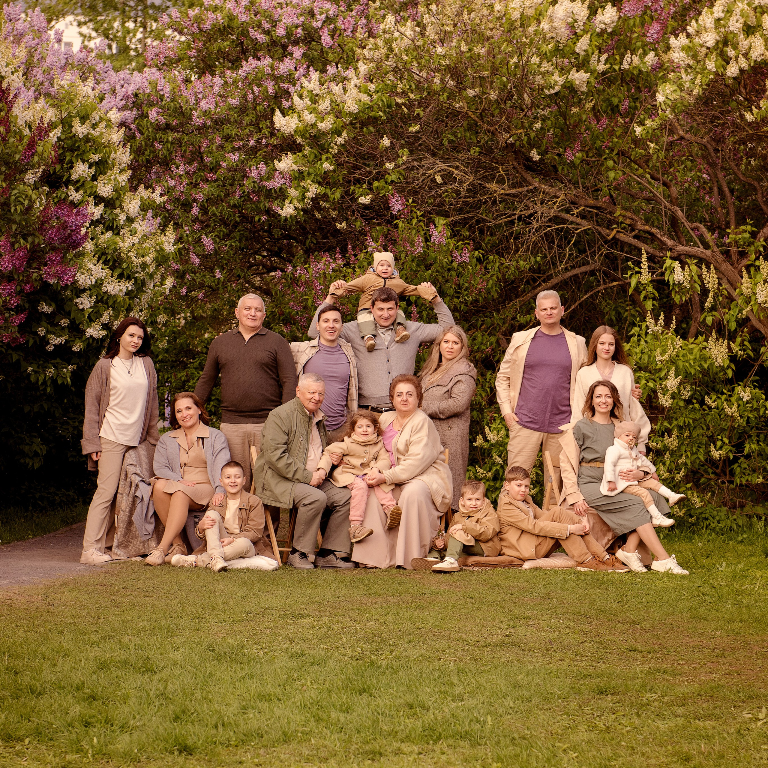 Семейная фотосессия в сиреневом саду