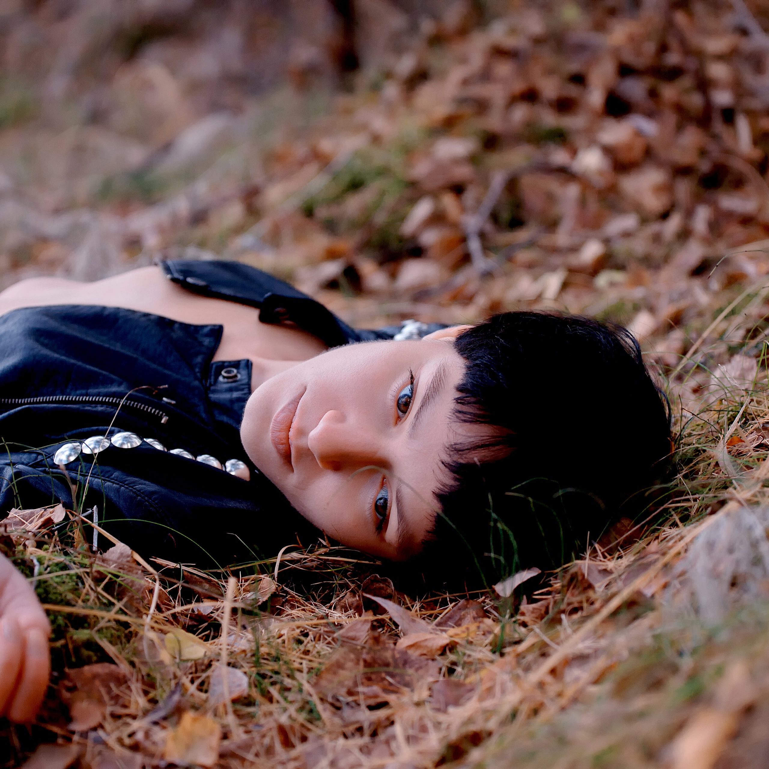 White, autumn, beautiful, body naked, breasts, forest, girl, hair, hairstyle, leather jacket, lies, looks at camera, naked body, nude, short, unbuttoned, Белая, волосы, голое тело, грудь, девушка, кожанная куртка, короткие, косуха, красивая, лежит, лес, обнаженная, осен, прическа, растегнутая, смотрит в камеру, тело  голая