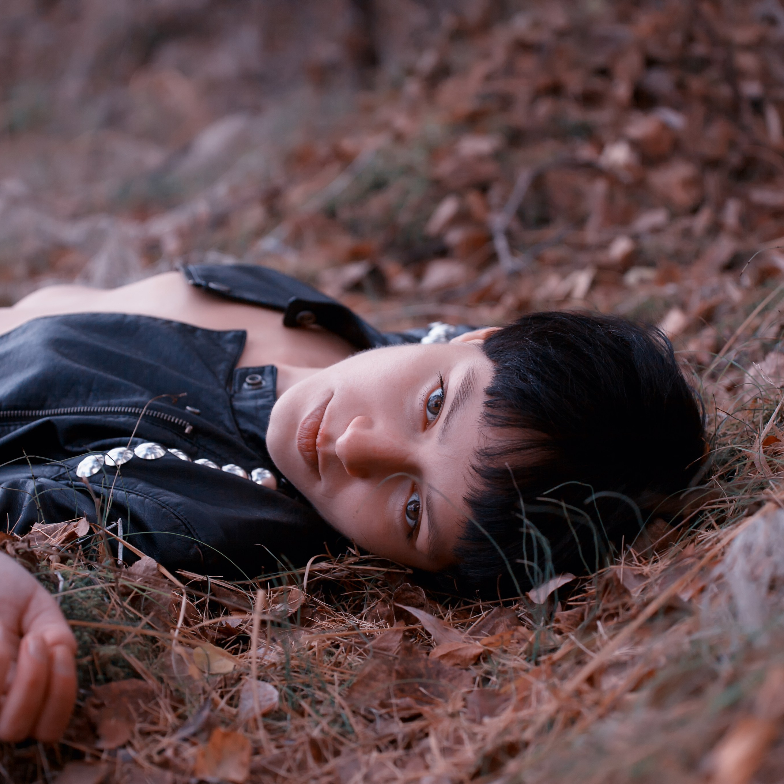 White, autumn, beautiful, body naked, breasts, forest, girl, hair, hairstyle, leather jacket, lies, looks at camera, naked body, nude, short, unbuttoned, Белая, волосы, голое тело, грудь, девушка, кожанная куртка, короткие, косуха, красивая, лежит, лес, обнаженная, осен, прическа, растегнутая, смотрит в камеру, тело  голая