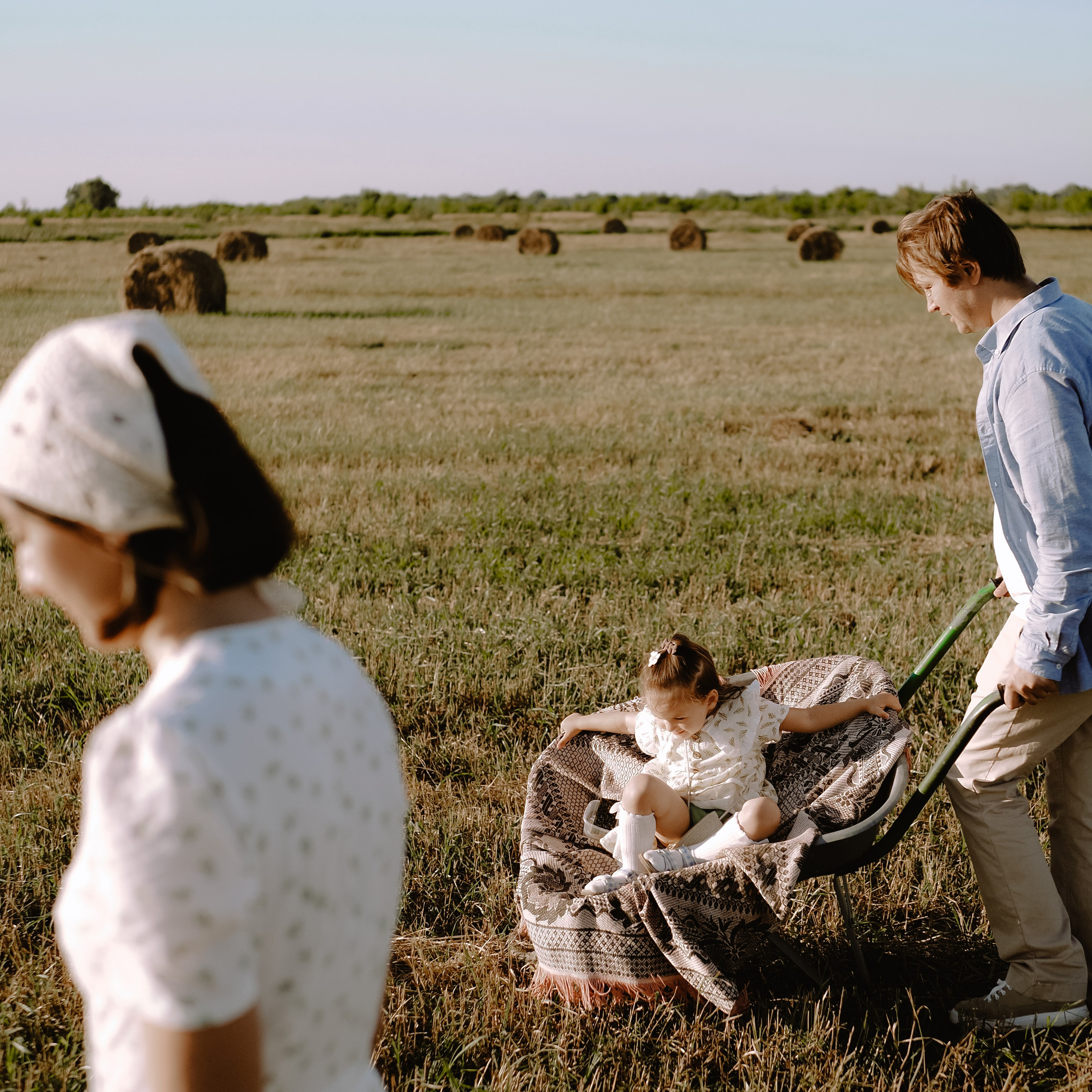 Гоняться по полю на тачке с мамой и папой. Обижаться. Смеяться