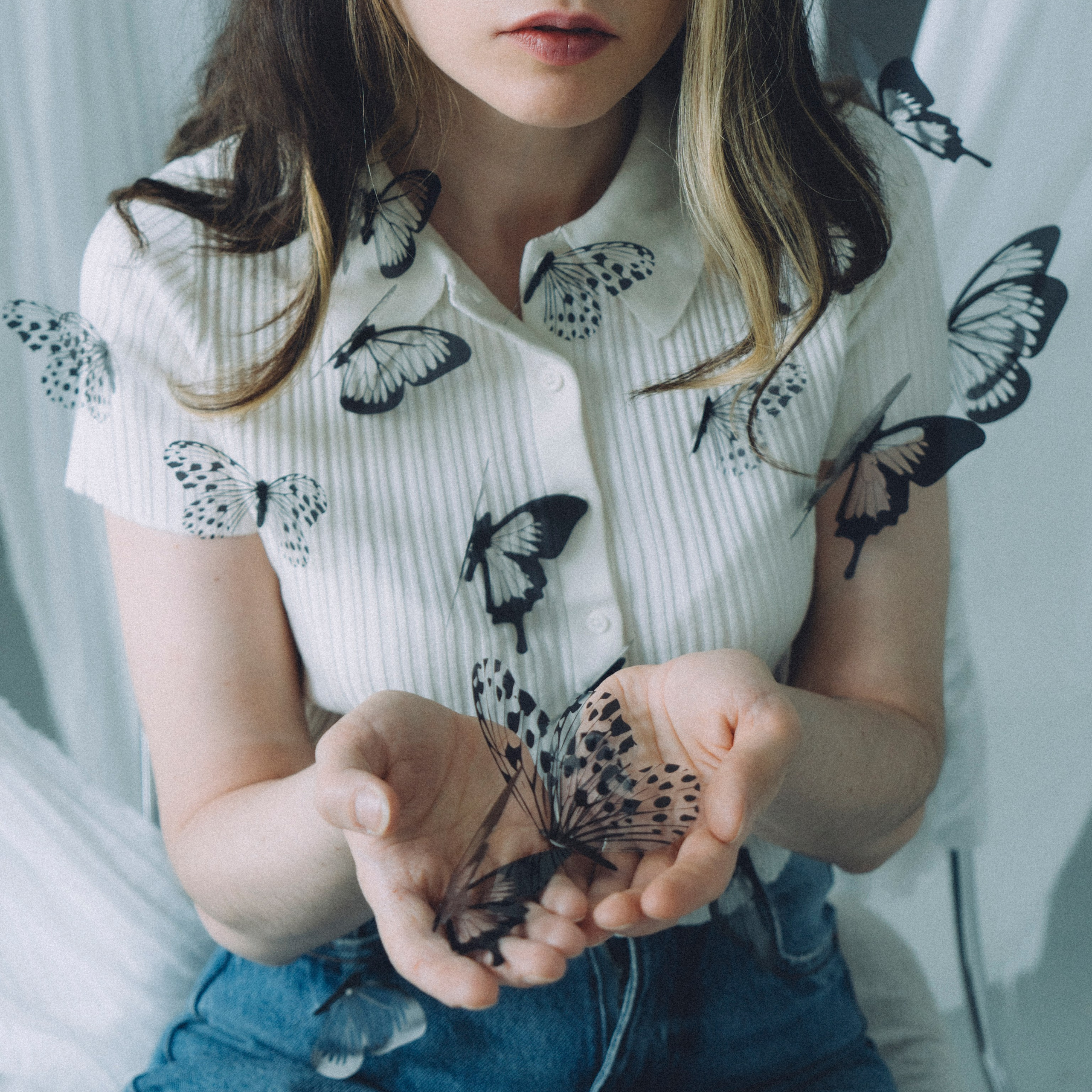 Портретная мини фотосессия в студии в Санкт-петербурге с бабочками