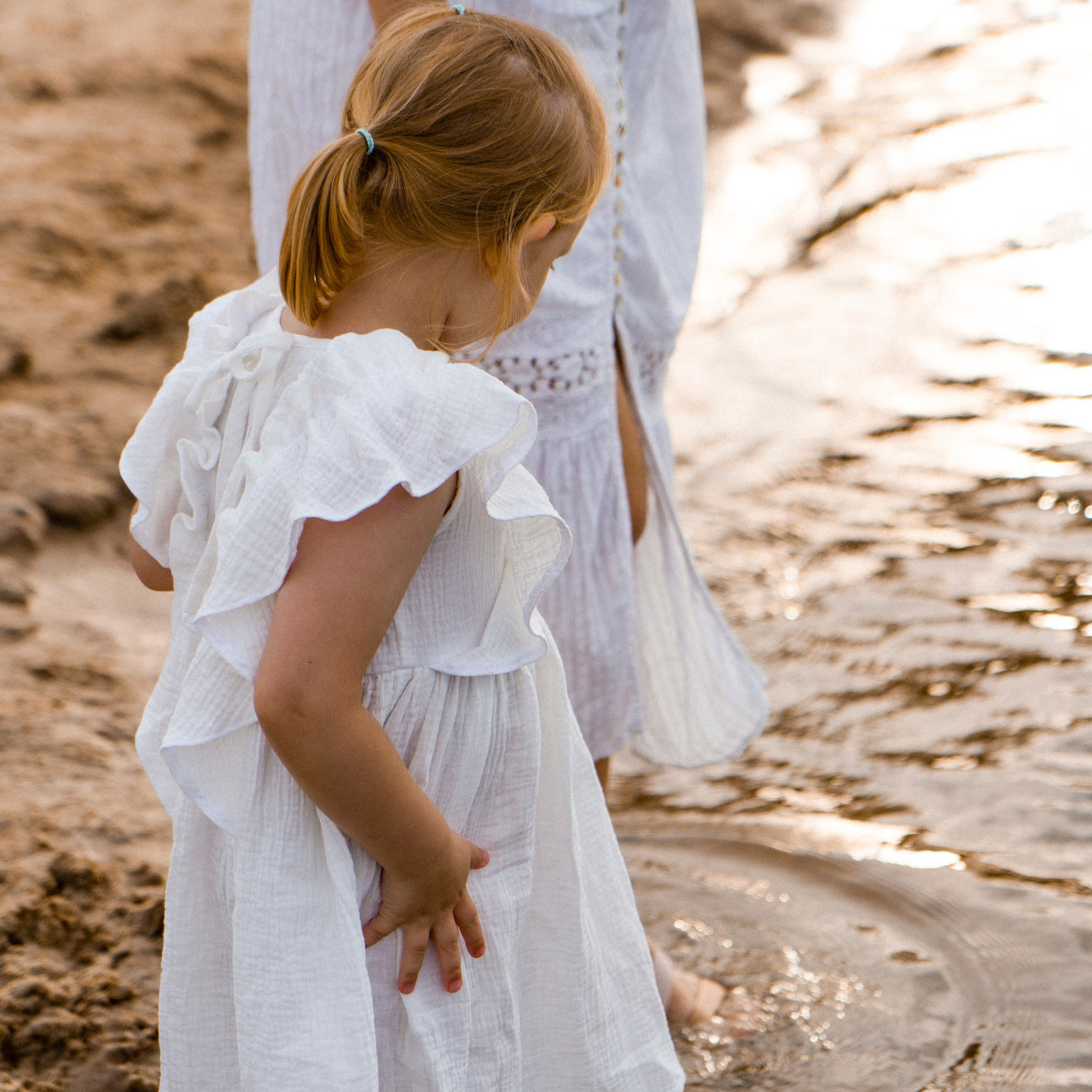 Семейная фотосессия для мамы с дочкой в Санкт-Петербурге на озере