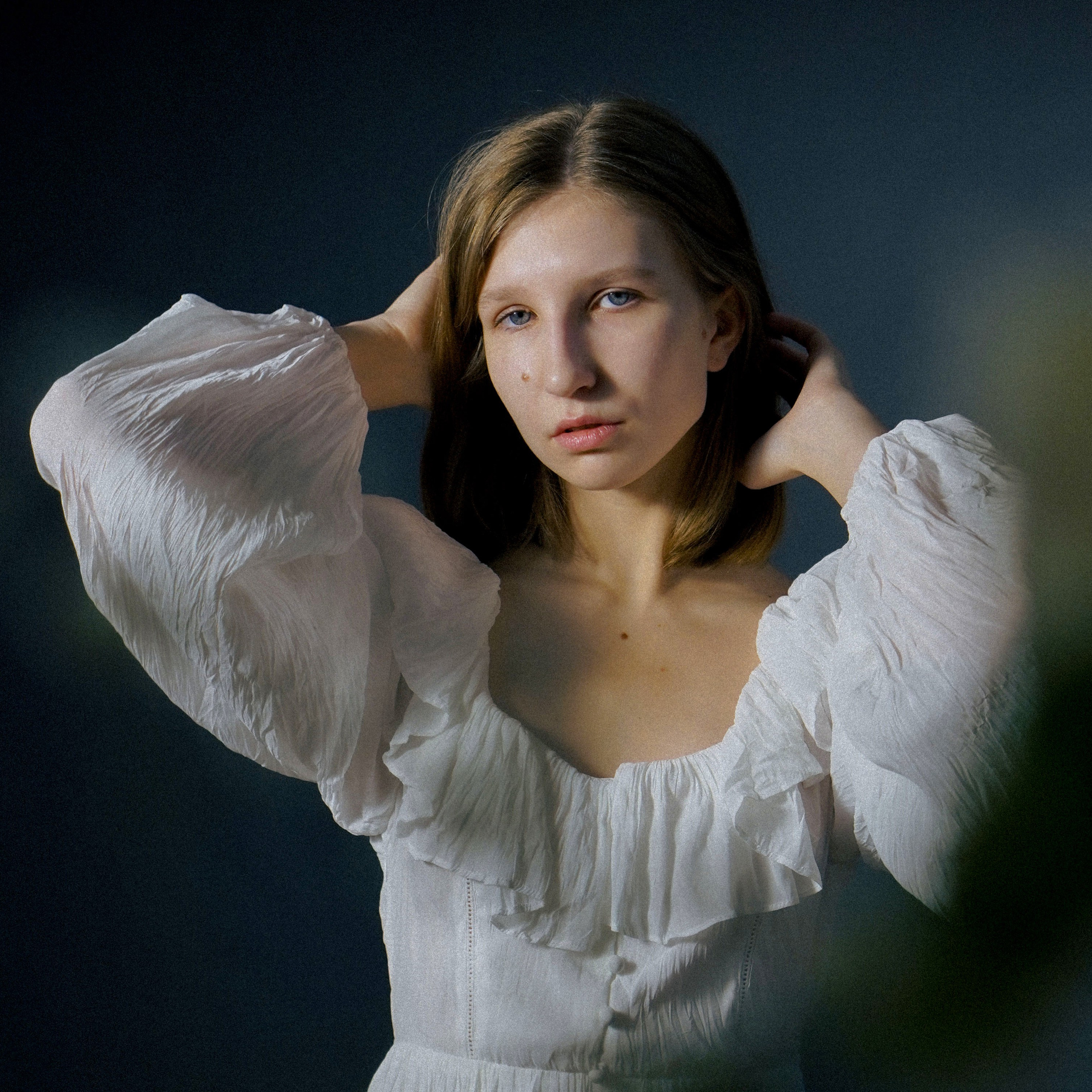 Портретная фотосессия в студии с цветами для Анны в Санкт-Петербург