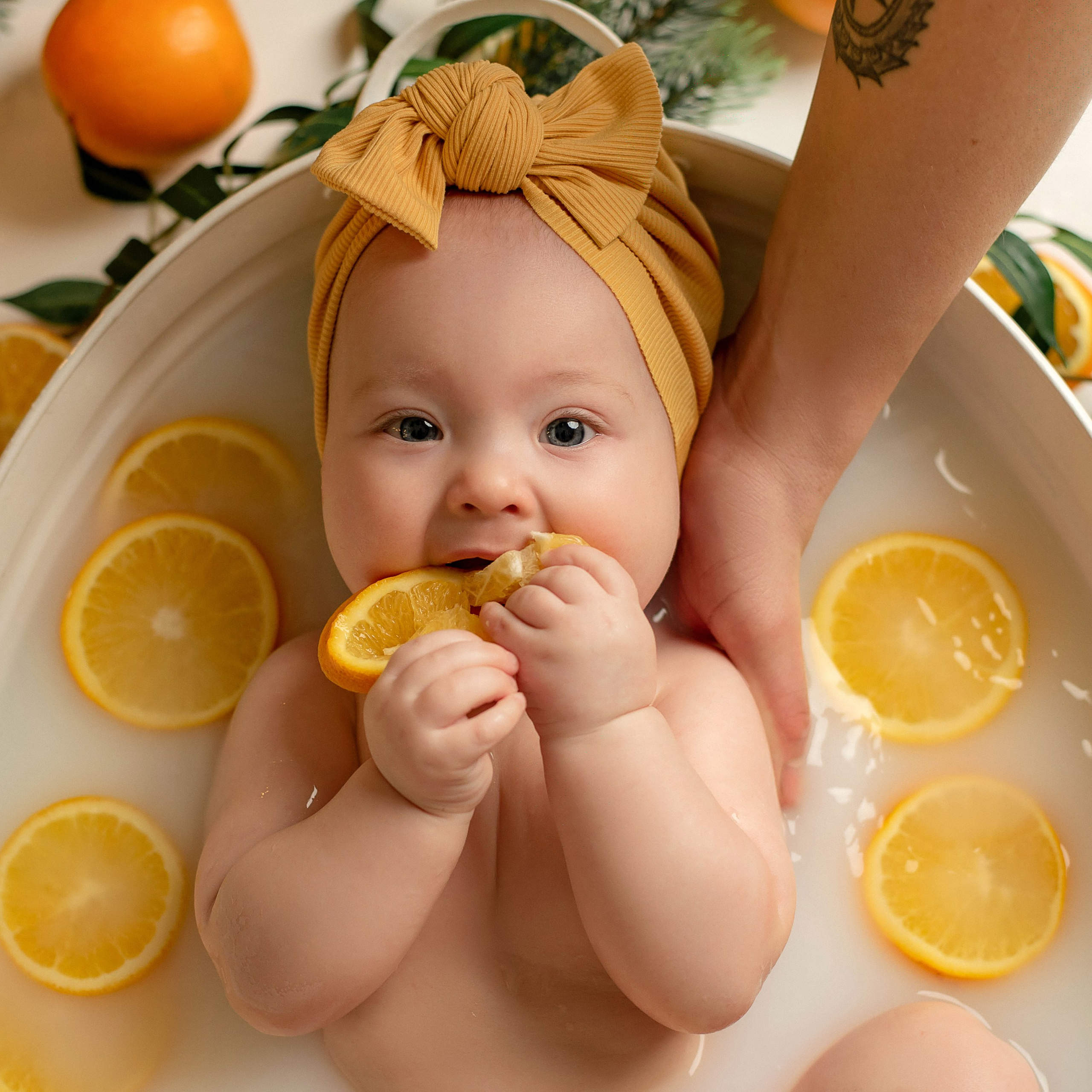 Лиза- купание с апельсинками НГ