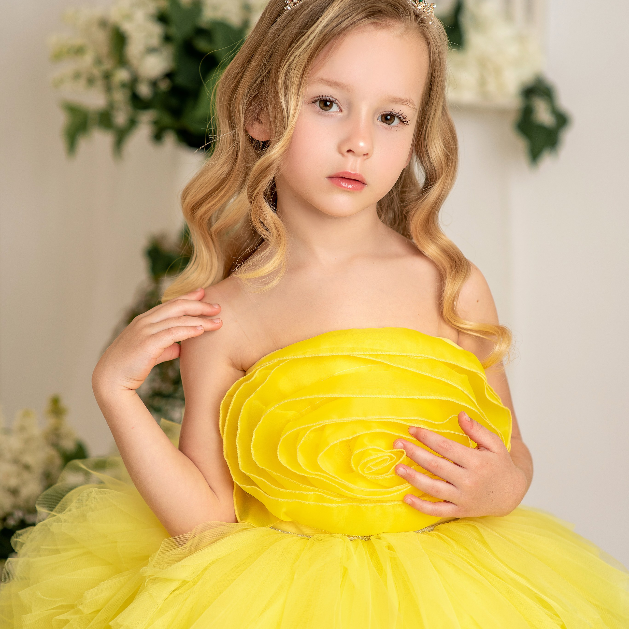 Полиночка в желтом и сиреневом платьях