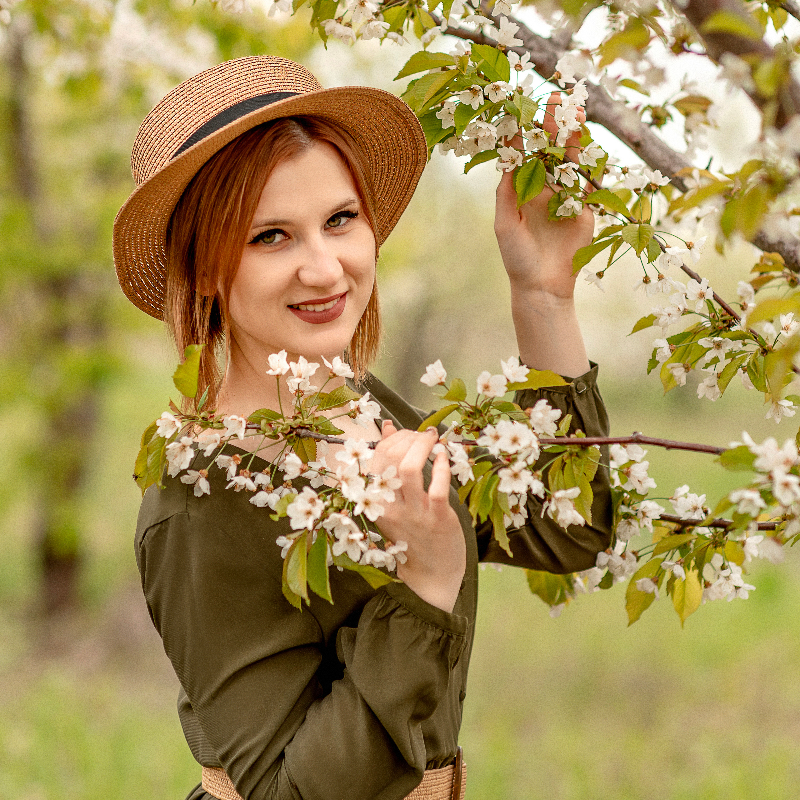 Ангелина в цветущем саду 2022