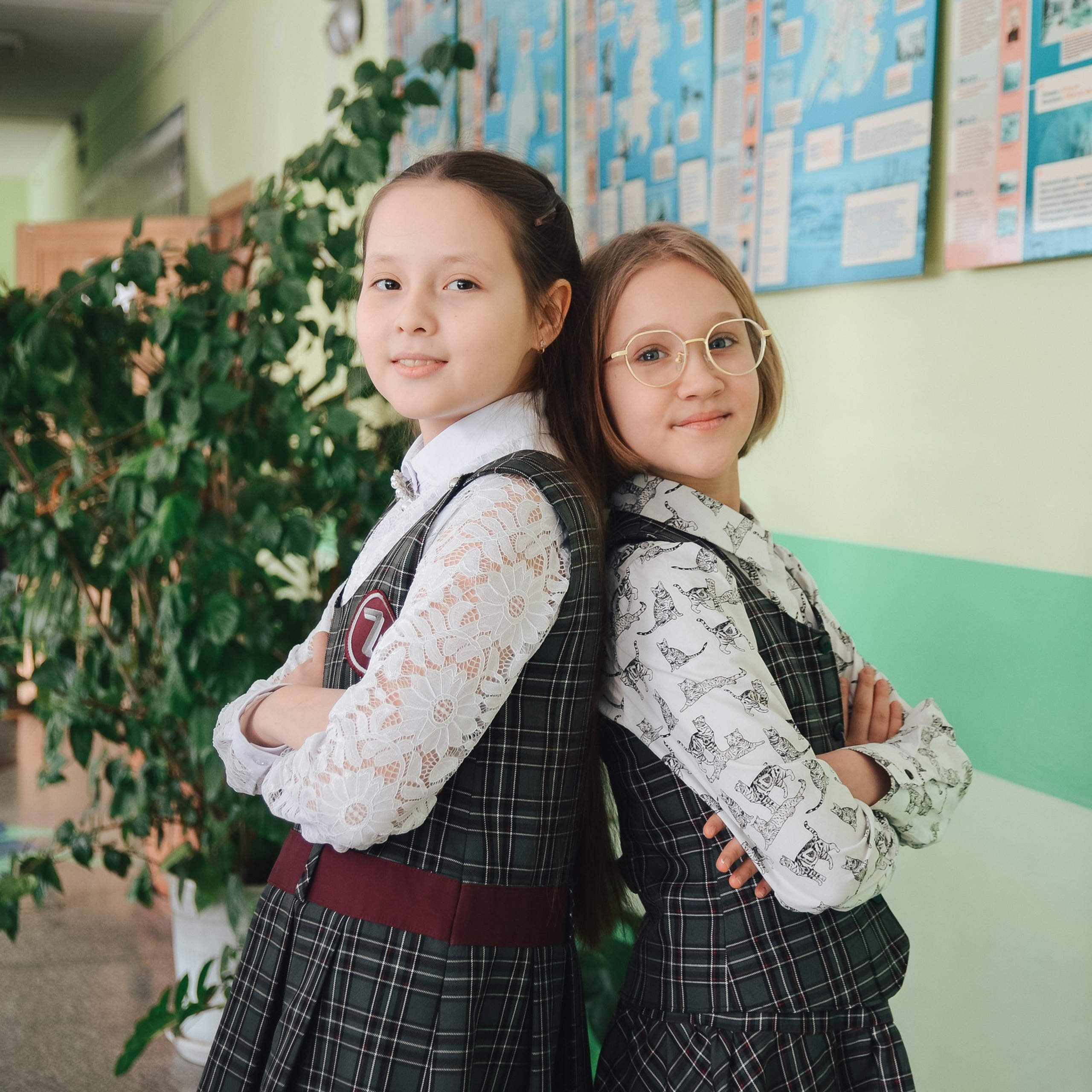 стенах школы