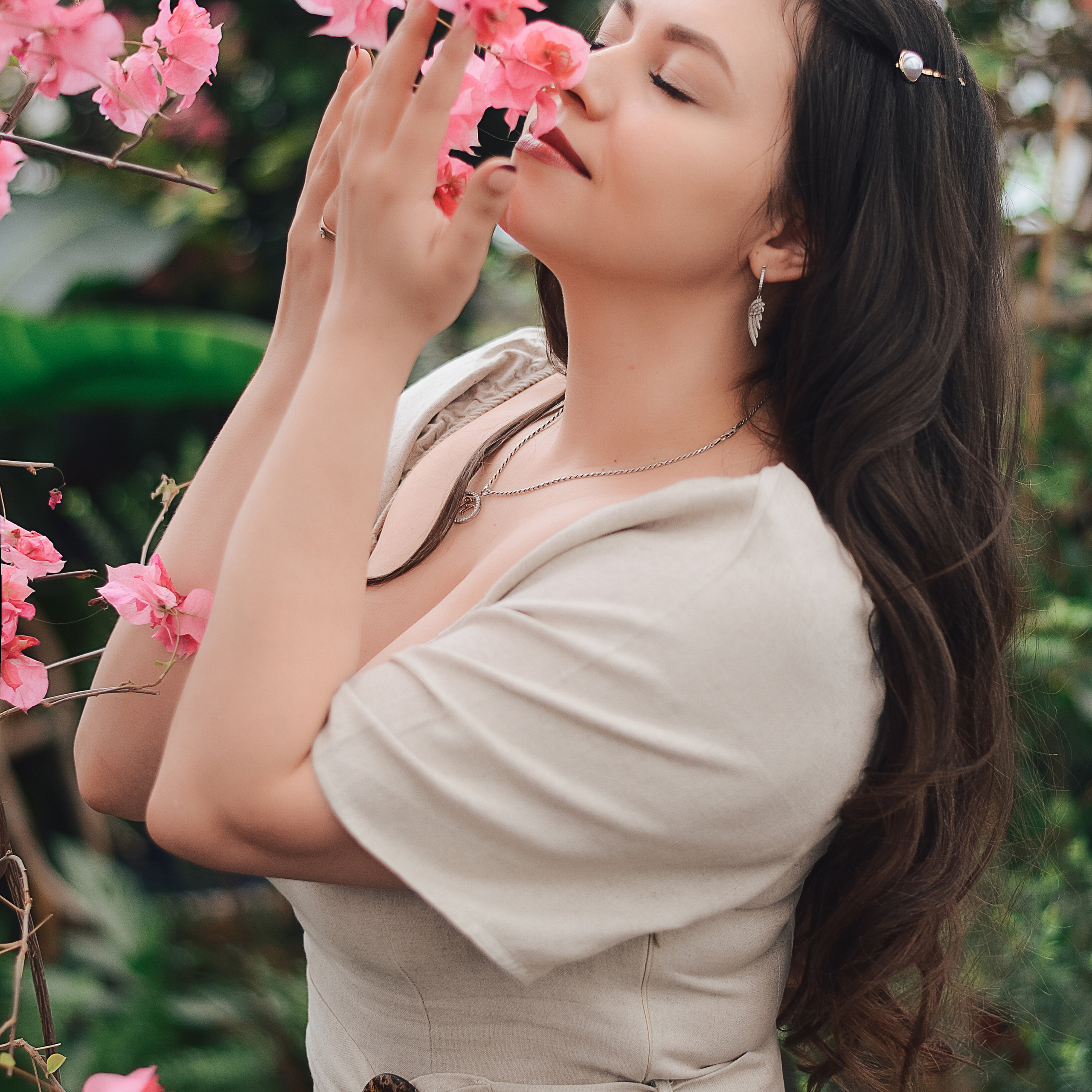 В теплицах