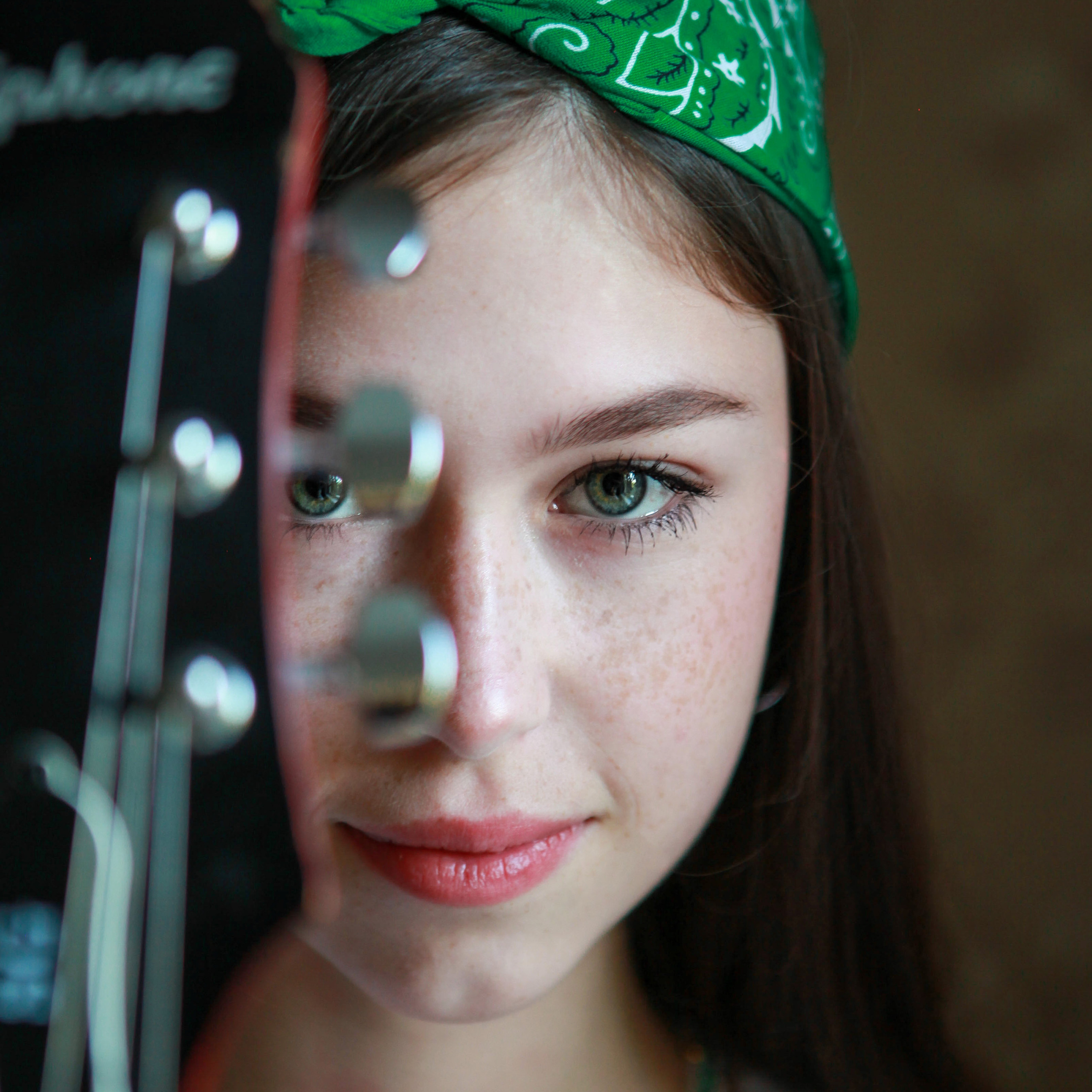 Между жизнью и смертью она выбирает гитару