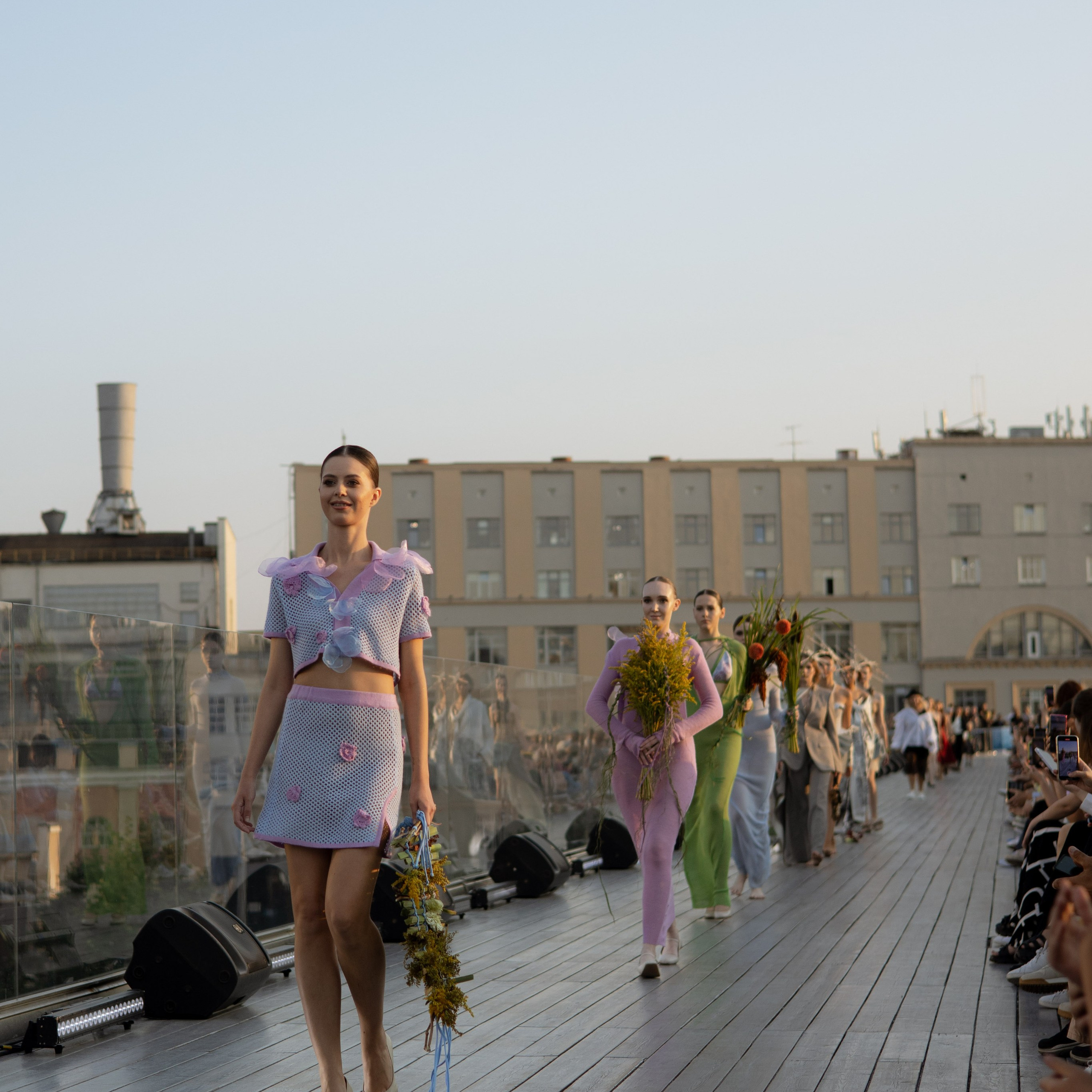 Модный показ. Парящий мост