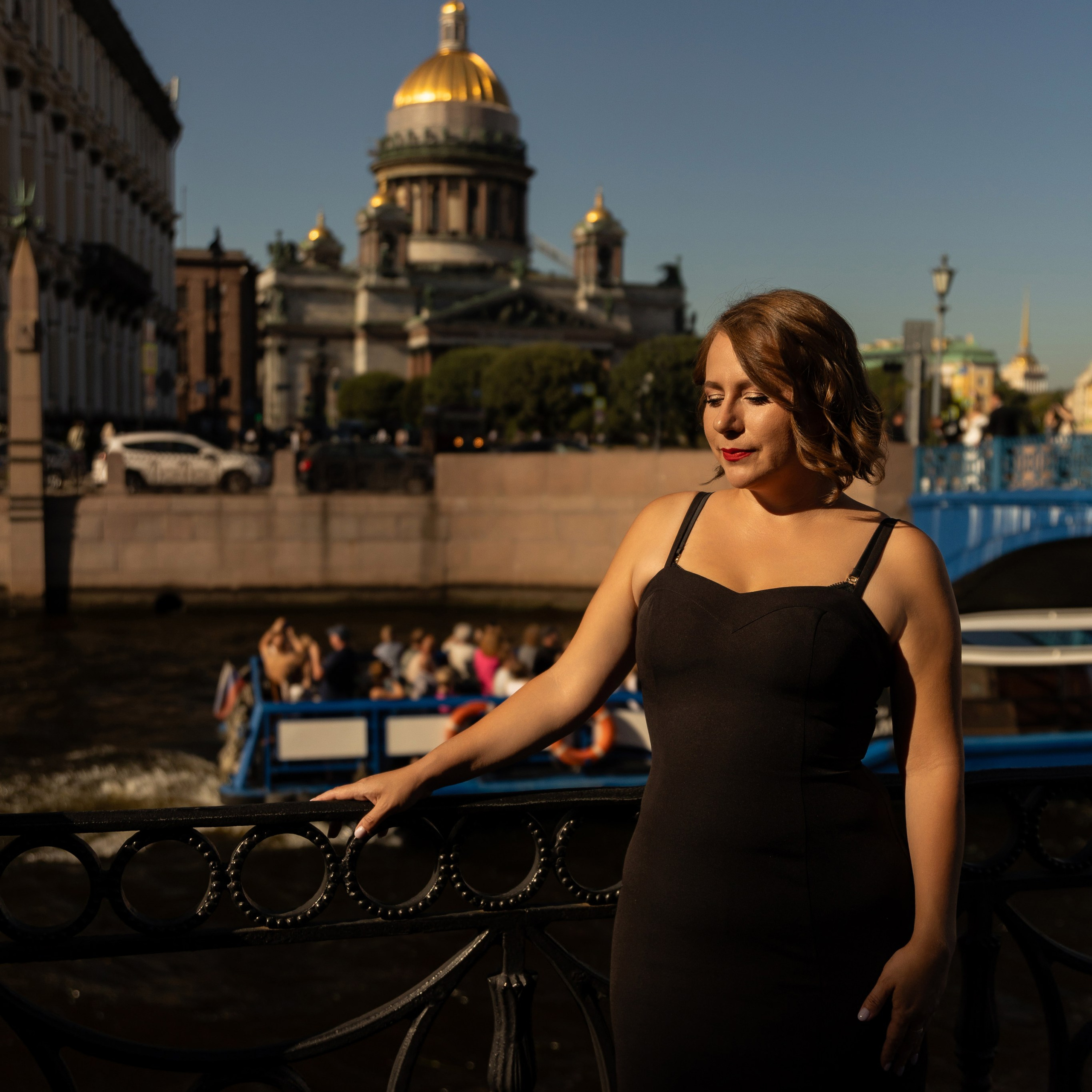 Фотопрогулка в центре с букетом красных роз. Семейный и свадебный фотограф в Санкт-Петербурге Татьяна Швыкова