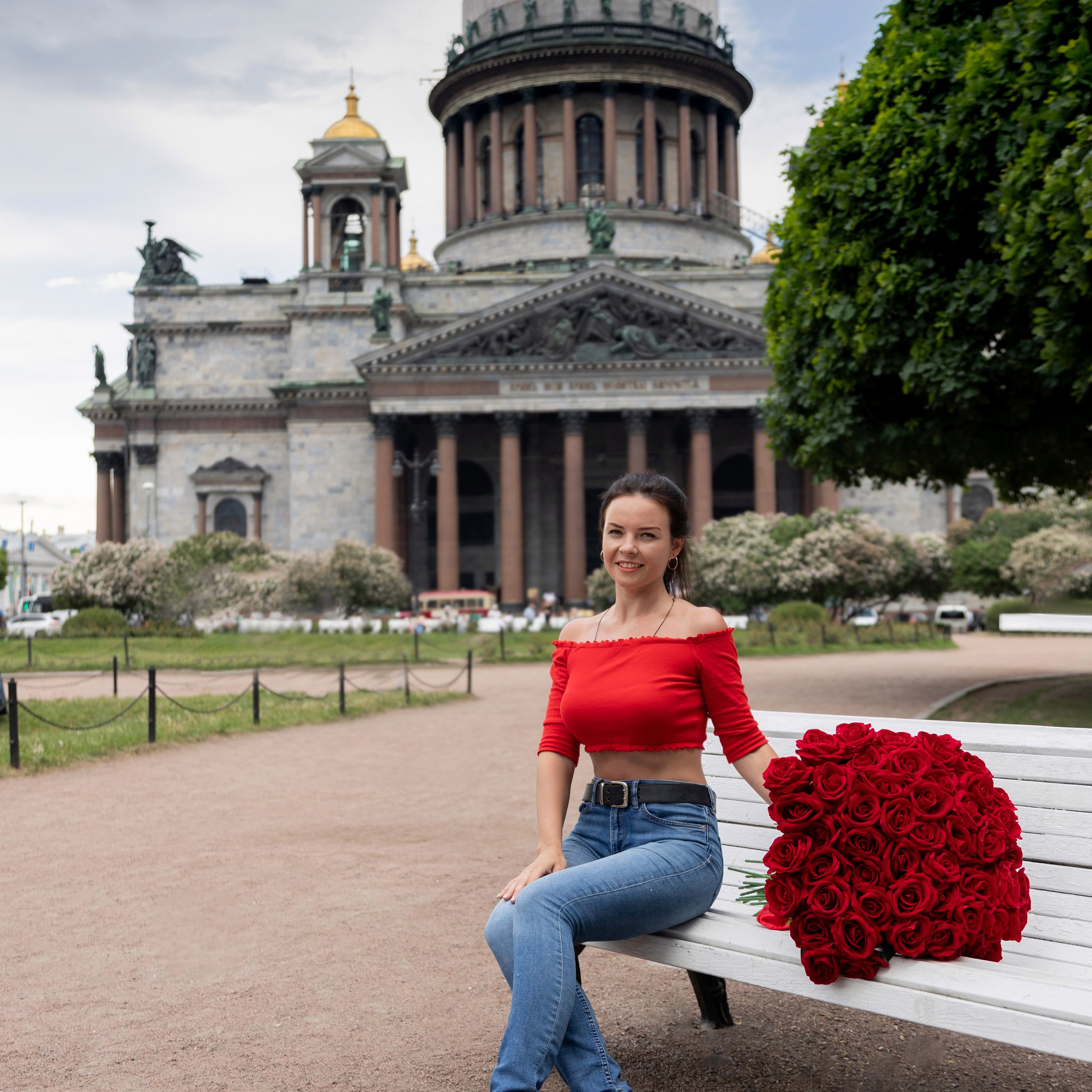 Фотопрогулка в центре с букетом красных роз. Семейный и свадебный фотограф в Санкт-Петербурге Татьяна Швыкова