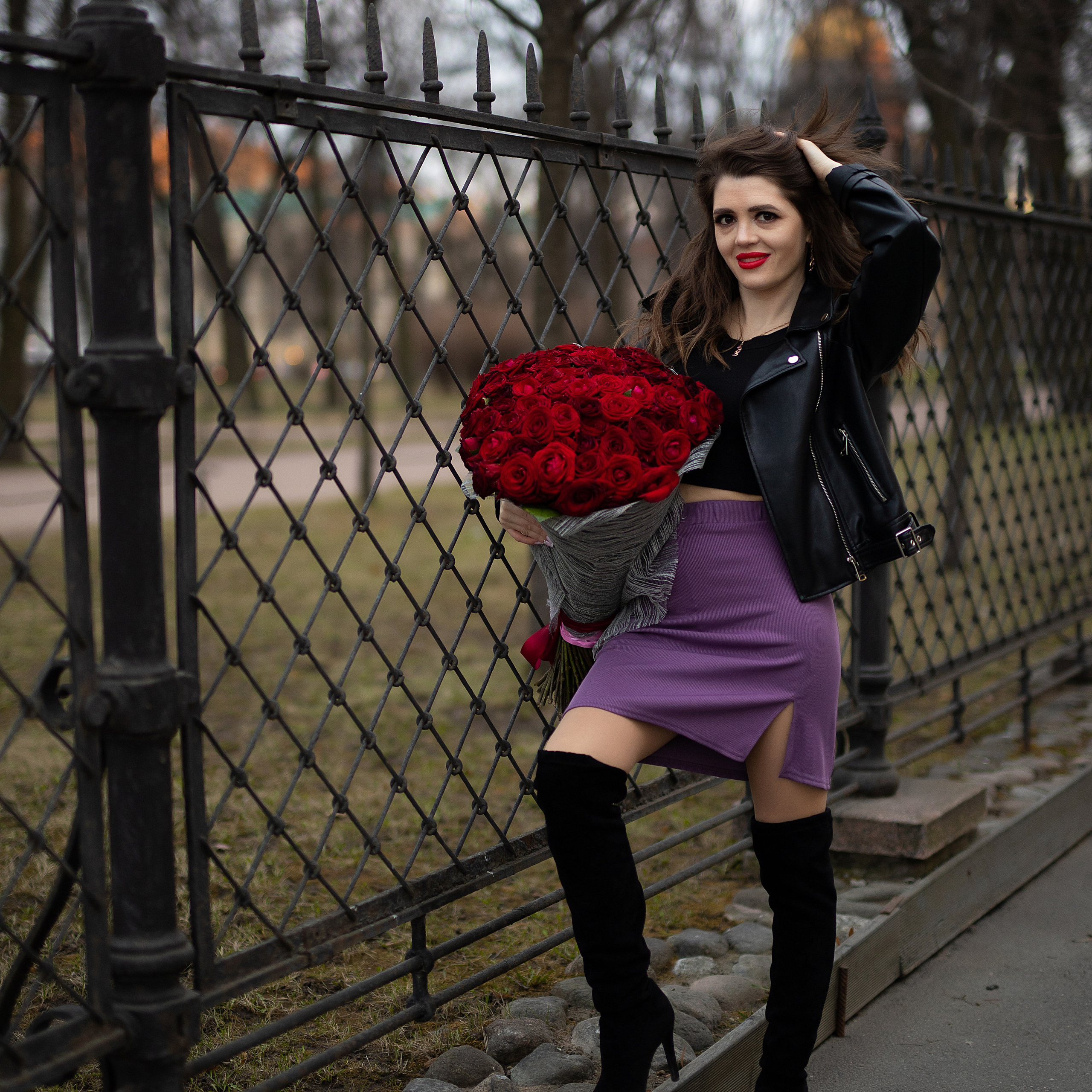 фотосессия в косухе на фоне забора