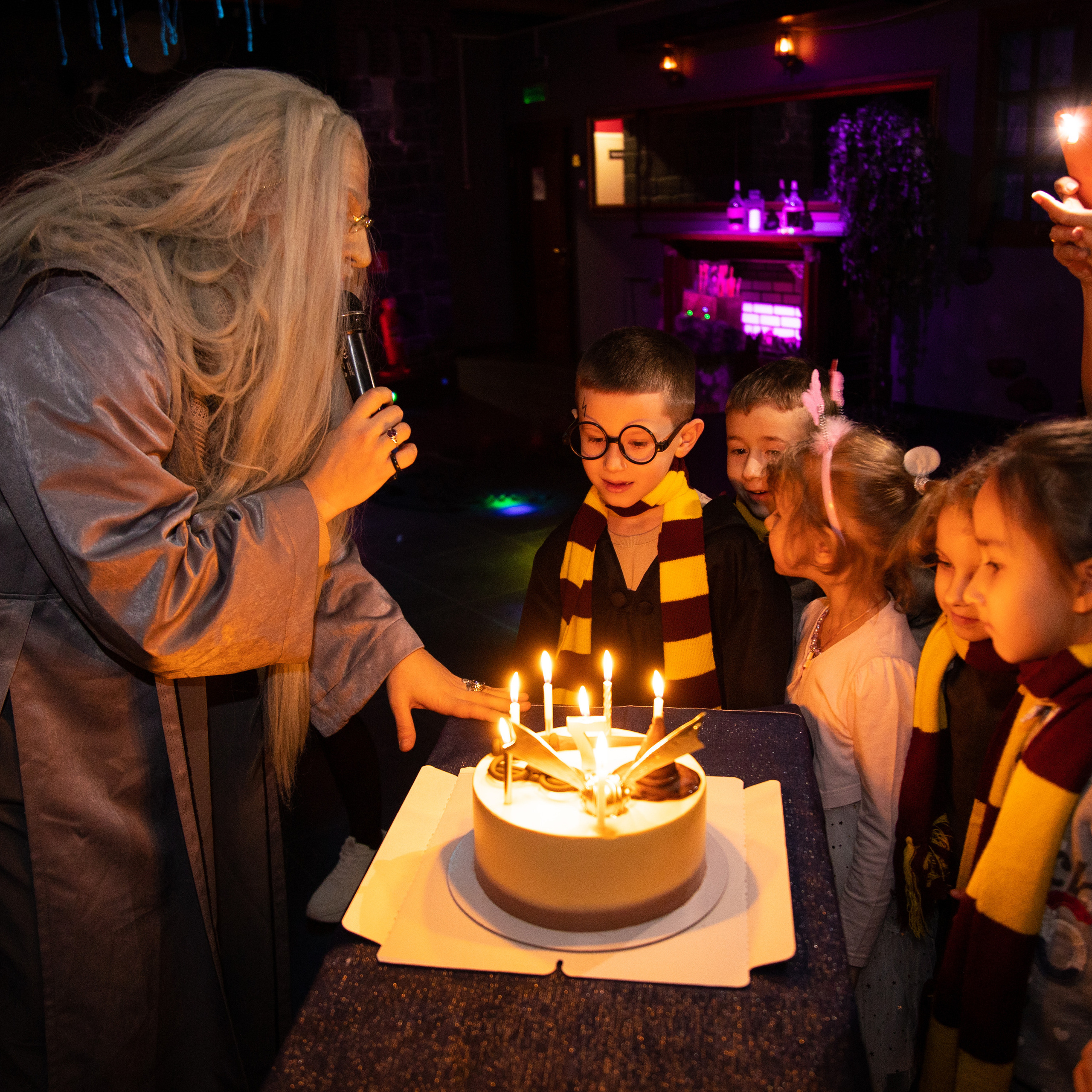 Задувает свечи