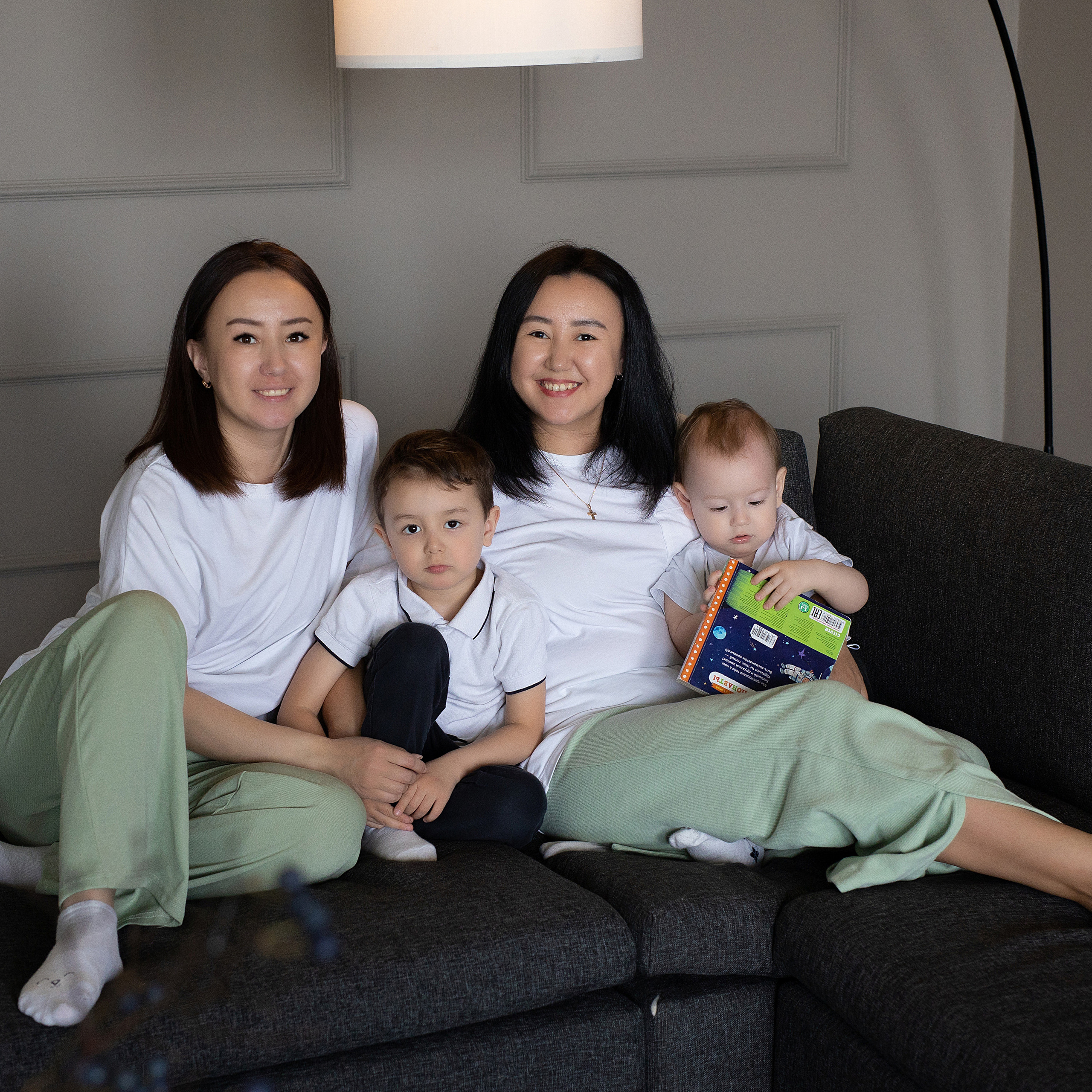 семейная фотосессия в студии в стиле минимализм 