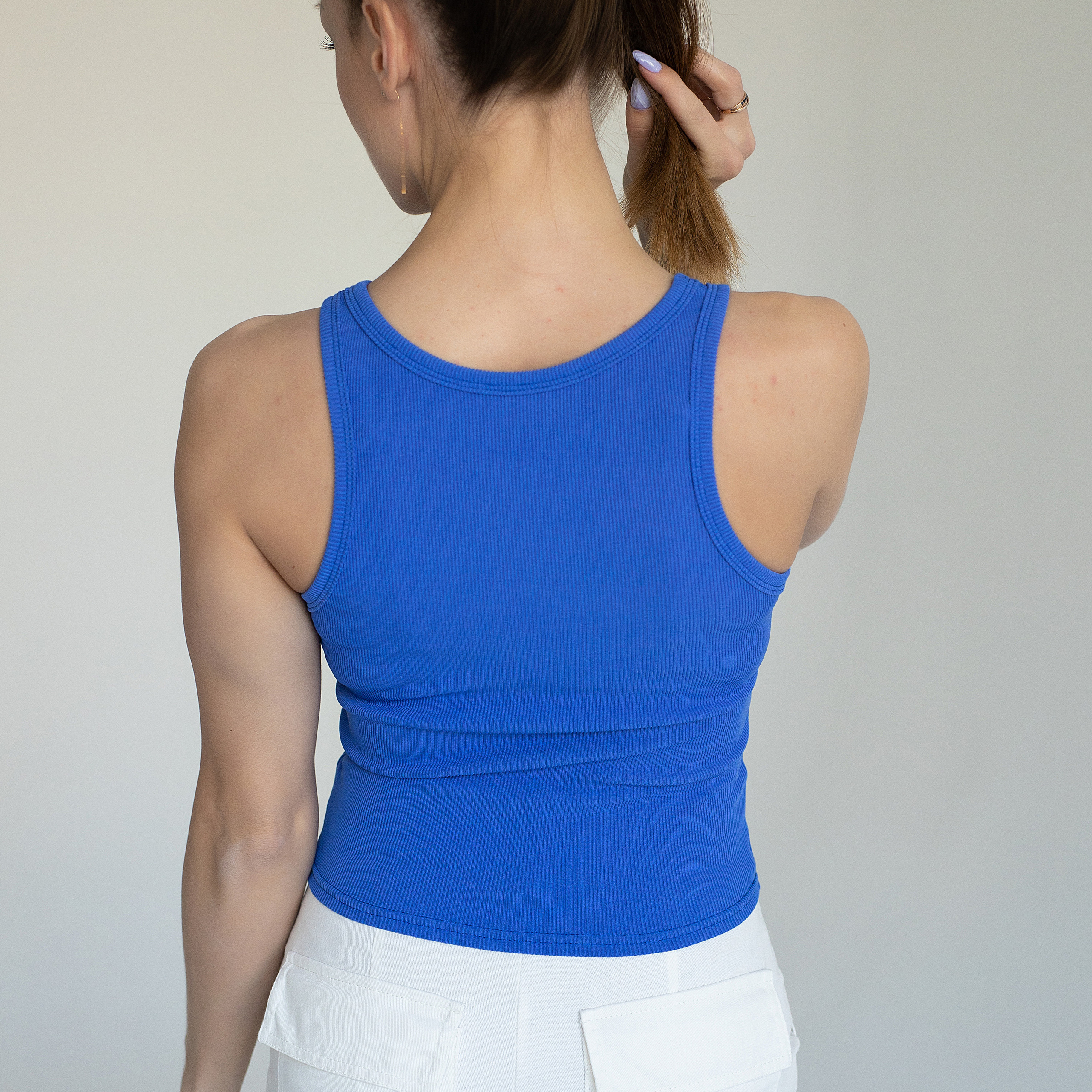 стройная модель для съёмки товаров маркетплейс