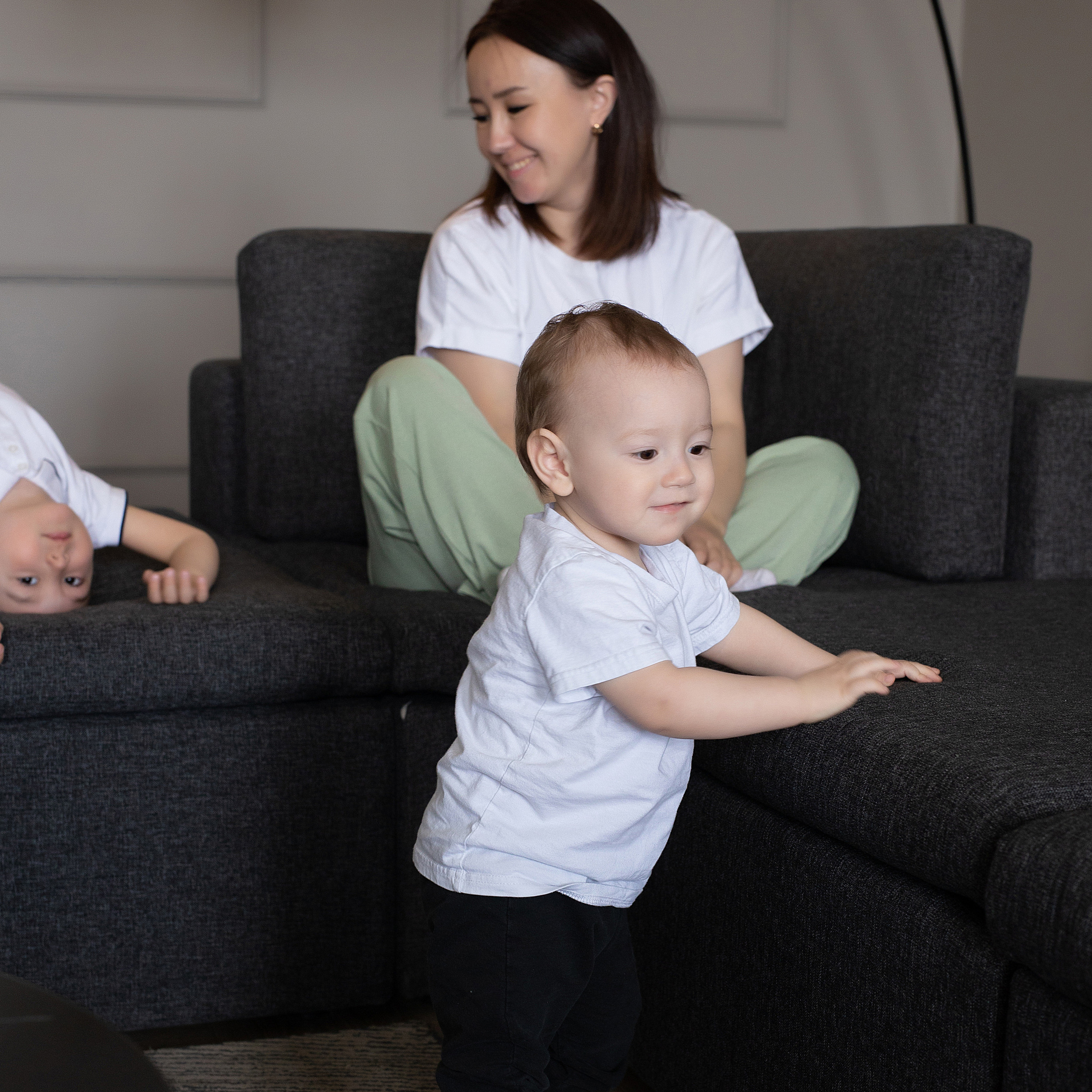 семейная фотосессия в студии в стиле минимализм 